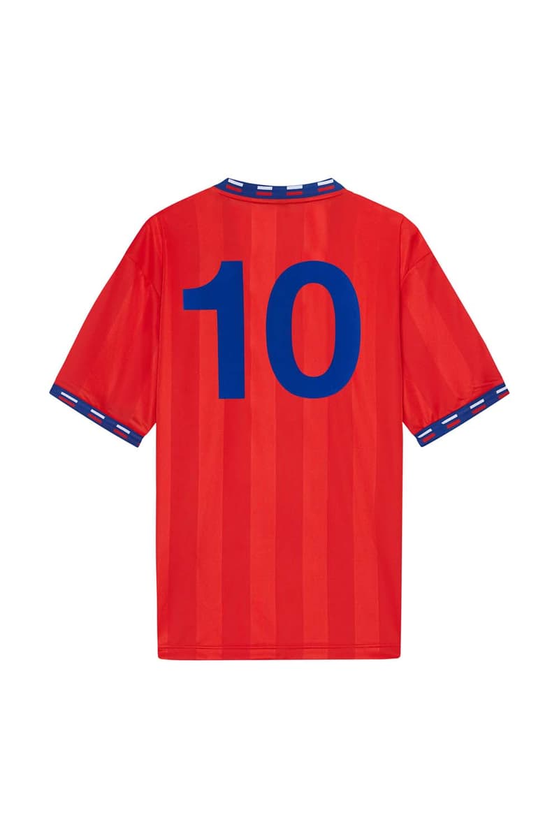 Gosha Rubchinskiy x adidas によるロシアW杯記念のコラボアイテム一覧が解禁 ロシア国旗をインスピレーション源としたポップでストリートなアイテムが多数ラインアップ 2018 FIFAワールドカップロシア Gosha Rubchinskiy ゴーシャ・ラブチンスキー adidas アディダス ロシア キリル文字 サッカーシャツ スウェット スリーストライプス 三本線 Predator 18+ Boot Dover Street Market Ginza リテーラー HYPEBEAST ハイプビースト