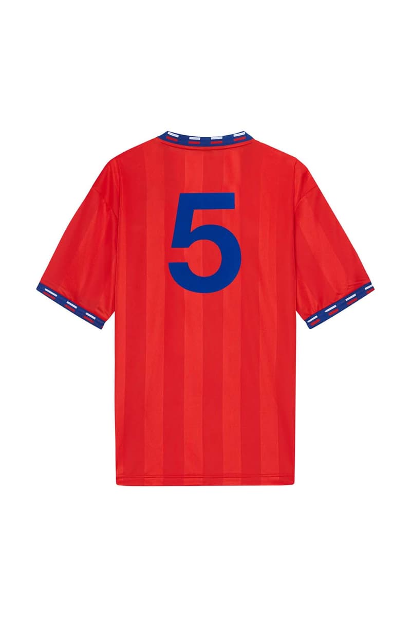 Gosha Rubchinskiy x adidas によるロシアW杯記念のコラボアイテム一覧が解禁 ロシア国旗をインスピレーション源としたポップでストリートなアイテムが多数ラインアップ 2018 FIFAワールドカップロシア Gosha Rubchinskiy ゴーシャ・ラブチンスキー adidas アディダス ロシア キリル文字 サッカーシャツ スウェット スリーストライプス 三本線 Predator 18+ Boot Dover Street Market Ginza リテーラー HYPEBEAST ハイプビースト