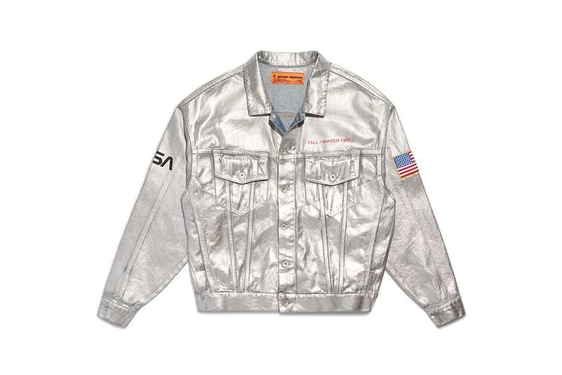 NASA と Carhartt WIP をパートナーに迎えた Heron Preston “PUBLIC FIGURE” コレクション アイテム一覧 2010年代の名作ストリートウェアになる可能性を秘めた〈Heron Preston〉の意欲作を一挙ご紹介 〈Heron Preston(ヘロン プレストン)〉の2018年秋冬コレクション“PUBLIC FIGURE”が遂に解禁の時を迎えた。今回は宇宙開発において多大なる功績を残し続ける「NASA(アメリカ航空宇宙局)」、そしてワークウェアの雄〈Carhartt WIP(カーハート ワークインプログレス)〉をパートナーに招聘し、主役級のアパレル&アクセサリーを豊富なラインアップでお届けする。 「NASA」とのコラボレーションでは、同連邦機関を象徴するホワイト、レッド、ブルーの3色を用いて、1975年当時のロゴと星条旗のパッチを随所に配置。また、フーディ、セーター、スウェットパンツ、Tシャツなどには“BASE LAYER”や“FALL/WINTER 1990”というテキストとともに、「NASA」の組織概要がプリントされている。その中でも宇宙服を彷彿されるアウターやシルバーコーティングを施したデニムジャケットは、2010年代の名作ストリートウェアとして後世に語り継がれるポテンシャルを秘めている人気の筆頭候補だろう。 その一方で、〈Carhartt WIP〉と共同製作した各種アパレルは、老舗ワークウェアレーベルが誇る頑丈なダッックキャンバスをベースに、ダブルニーのワークパンツや、オレンジのッジッパーテープが小粋なアクセントを加えるジャケットとベストなどを用意。また、〈Carhartt〉と〈Heron Preston〉両方のパッチを配したTシャツやツリーカモのポーチバッグ、“СТИЛЬ(ロシア語でスタイルの意)”のスパンコール入りビーニーなど、比較的低プライスで展開されるであろうアイテムも頭を悩ませるものばかりだ。 〈Heron Preston〉x「NASA」は7月27日(金)から、〈Heron Preston〉x〈Carhartt WIP〉は今年12月から一部取扱店舗にて発売開始。 ちなみに、今年10月に「NASA」と〈Vans(ヴァンズ)〉のコラボスニーカーがリリースされるかもという噂はご存知?