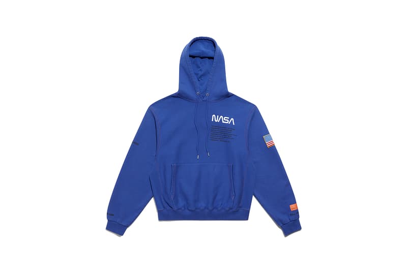 NASA と Carhartt WIP をパートナーに迎えた Heron Preston “PUBLIC FIGURE” コレクション アイテム一覧 2010年代の名作ストリートウェアになる可能性を秘めた〈Heron Preston〉の意欲作を一挙ご紹介 〈Heron Preston(ヘロン プレストン)〉の2018年秋冬コレクション“PUBLIC FIGURE”が遂に解禁の時を迎えた。今回は宇宙開発において多大なる功績を残し続ける「NASA(アメリカ航空宇宙局)」、そしてワークウェアの雄〈Carhartt WIP(カーハート ワークインプログレス)〉をパートナーに招聘し、主役級のアパレル&アクセサリーを豊富なラインアップでお届けする。 「NASA」とのコラボレーションでは、同連邦機関を象徴するホワイト、レッド、ブルーの3色を用いて、1975年当時のロゴと星条旗のパッチを随所に配置。また、フーディ、セーター、スウェットパンツ、Tシャツなどには“BASE LAYER”や“FALL/WINTER 1990”というテキストとともに、「NASA」の組織概要がプリントされている。その中でも宇宙服を彷彿されるアウターやシルバーコーティングを施したデニムジャケットは、2010年代の名作ストリートウェアとして後世に語り継がれるポテンシャルを秘めている人気の筆頭候補だろう。 その一方で、〈Carhartt WIP〉と共同製作した各種アパレルは、老舗ワークウェアレーベルが誇る頑丈なダッックキャンバスをベースに、ダブルニーのワークパンツや、オレンジのッジッパーテープが小粋なアクセントを加えるジャケットとベストなどを用意。また、〈Carhartt〉と〈Heron Preston〉両方のパッチを配したTシャツやツリーカモのポーチバッグ、“СТИЛЬ(ロシア語でスタイルの意)”のスパンコール入りビーニーなど、比較的低プライスで展開されるであろうアイテムも頭を悩ませるものばかりだ。 〈Heron Preston〉x「NASA」は7月27日(金)から、〈Heron Preston〉x〈Carhartt WIP〉は今年12月から一部取扱店舗にて発売開始。 ちなみに、今年10月に「NASA」と〈Vans(ヴァンズ)〉のコラボスニーカーがリリースされるかもという噂はご存知?