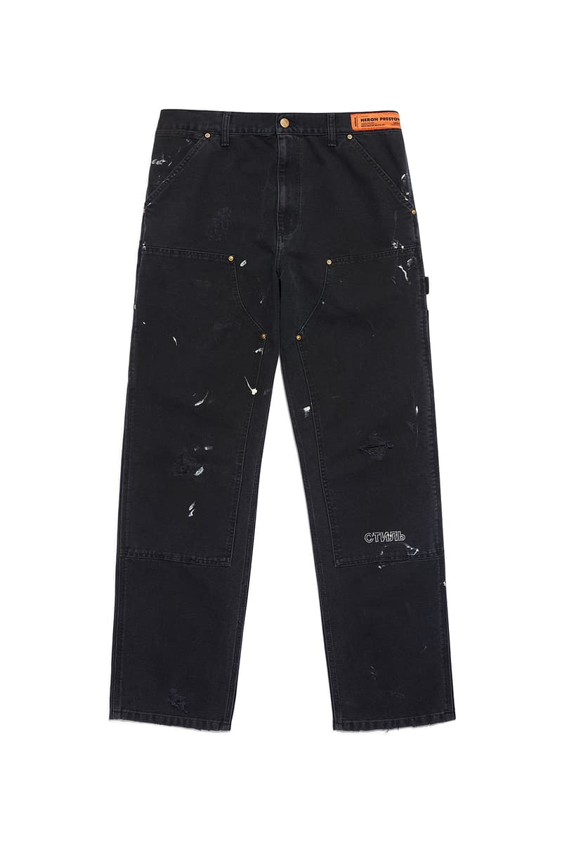 NASA と Carhartt WIP をパートナーに迎えた Heron Preston “PUBLIC FIGURE” コレクション アイテム一覧 2010年代の名作ストリートウェアになる可能性を秘めた〈Heron Preston〉の意欲作を一挙ご紹介 〈Heron Preston(ヘロン プレストン)〉の2018年秋冬コレクション“PUBLIC FIGURE”が遂に解禁の時を迎えた。今回は宇宙開発において多大なる功績を残し続ける「NASA(アメリカ航空宇宙局)」、そしてワークウェアの雄〈Carhartt WIP(カーハート ワークインプログレス)〉をパートナーに招聘し、主役級のアパレル&アクセサリーを豊富なラインアップでお届けする。 「NASA」とのコラボレーションでは、同連邦機関を象徴するホワイト、レッド、ブルーの3色を用いて、1975年当時のロゴと星条旗のパッチを随所に配置。また、フーディ、セーター、スウェットパンツ、Tシャツなどには“BASE LAYER”や“FALL/WINTER 1990”というテキストとともに、「NASA」の組織概要がプリントされている。その中でも宇宙服を彷彿されるアウターやシルバーコーティングを施したデニムジャケットは、2010年代の名作ストリートウェアとして後世に語り継がれるポテンシャルを秘めている人気の筆頭候補だろう。 その一方で、〈Carhartt WIP〉と共同製作した各種アパレルは、老舗ワークウェアレーベルが誇る頑丈なダッックキャンバスをベースに、ダブルニーのワークパンツや、オレンジのッジッパーテープが小粋なアクセントを加えるジャケットとベストなどを用意。また、〈Carhartt〉と〈Heron Preston〉両方のパッチを配したTシャツやツリーカモのポーチバッグ、“СТИЛЬ(ロシア語でスタイルの意)”のスパンコール入りビーニーなど、比較的低プライスで展開されるであろうアイテムも頭を悩ませるものばかりだ。 〈Heron Preston〉x「NASA」は7月27日(金)から、〈Heron Preston〉x〈Carhartt WIP〉は今年12月から一部取扱店舗にて発売開始。 ちなみに、今年10月に「NASA」と〈Vans(ヴァンズ)〉のコラボスニーカーがリリースされるかもという噂はご存知?