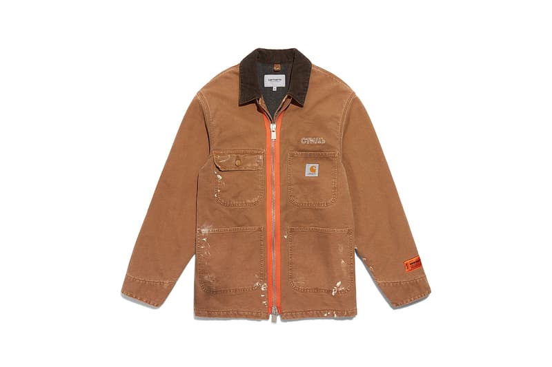 NASA と Carhartt WIP をパートナーに迎えた Heron Preston “PUBLIC FIGURE” コレクション アイテム一覧 2010年代の名作ストリートウェアになる可能性を秘めた〈Heron Preston〉の意欲作を一挙ご紹介 〈Heron Preston(ヘロン プレストン)〉の2018年秋冬コレクション“PUBLIC FIGURE”が遂に解禁の時を迎えた。今回は宇宙開発において多大なる功績を残し続ける「NASA(アメリカ航空宇宙局)」、そしてワークウェアの雄〈Carhartt WIP(カーハート ワークインプログレス)〉をパートナーに招聘し、主役級のアパレル&アクセサリーを豊富なラインアップでお届けする。 「NASA」とのコラボレーションでは、同連邦機関を象徴するホワイト、レッド、ブルーの3色を用いて、1975年当時のロゴと星条旗のパッチを随所に配置。また、フーディ、セーター、スウェットパンツ、Tシャツなどには“BASE LAYER”や“FALL/WINTER 1990”というテキストとともに、「NASA」の組織概要がプリントされている。その中でも宇宙服を彷彿されるアウターやシルバーコーティングを施したデニムジャケットは、2010年代の名作ストリートウェアとして後世に語り継がれるポテンシャルを秘めている人気の筆頭候補だろう。 その一方で、〈Carhartt WIP〉と共同製作した各種アパレルは、老舗ワークウェアレーベルが誇る頑丈なダッックキャンバスをベースに、ダブルニーのワークパンツや、オレンジのッジッパーテープが小粋なアクセントを加えるジャケットとベストなどを用意。また、〈Carhartt〉と〈Heron Preston〉両方のパッチを配したTシャツやツリーカモのポーチバッグ、“СТИЛЬ(ロシア語でスタイルの意)”のスパンコール入りビーニーなど、比較的低プライスで展開されるであろうアイテムも頭を悩ませるものばかりだ。 〈Heron Preston〉x「NASA」は7月27日(金)から、〈Heron Preston〉x〈Carhartt WIP〉は今年12月から一部取扱店舗にて発売開始。 ちなみに、今年10月に「NASA」と〈Vans(ヴァンズ)〉のコラボスニーカーがリリースされるかもという噂はご存知?