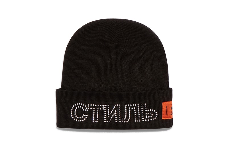 NASA と Carhartt WIP をパートナーに迎えた Heron Preston “PUBLIC FIGURE” コレクション アイテム一覧 2010年代の名作ストリートウェアになる可能性を秘めた〈Heron Preston〉の意欲作を一挙ご紹介 〈Heron Preston（ヘロン プレストン）〉の2018年秋冬コレクション“PUBLIC FIGURE”が遂に解禁の時を迎えた。今回は宇宙開発において多大なる功績を残し続ける「NASA（アメリカ航空宇宙局）」、そしてワークウェアの雄〈Carhartt WIP（カーハート ワークインプログレス）〉をパートナーに招聘し、主役級のアパレル＆アクセサリーを豊富なラインアップでお届けする。  「NASA」とのコラボレーションでは、同連邦機関を象徴するホワイト、レッド、ブルーの3色を用いて、1975年当時のロゴと星条旗のパッチを随所に配置。また、フーディ、セーター、スウェットパンツ、Tシャツなどには“BASE LAYER”や“FALL/WINTER 1990”というテキストとともに、「NASA」の組織概要がプリントされている。その中でも宇宙服を彷彿されるアウターやシルバーコーティングを施したデニムジャケットは、2010年代の名作ストリートウェアとして後世に語り継がれるポテンシャルを秘めている人気の筆頭候補だろう。  その一方で、〈Carhartt WIP〉と共同製作した各種アパレルは、老舗ワークウェアレーベルが誇る頑丈なダッックキャンバスをベースに、ダブルニーのワークパンツや、オレンジのッジッパーテープが小粋なアクセントを加えるジャケットとベストなどを用意。また、〈Carhartt〉と〈Heron Preston〉両方のパッチを配したTシャツやツリーカモのポーチバッグ、“СТИЛЬ（ロシア語でスタイルの意）”のスパンコール入りビーニーなど、比較的低プライスで展開されるであろうアイテムも頭を悩ませるものばかりだ。  〈Heron Preston〉x「NASA」は7月27日（金）から、〈Heron Preston〉x〈Carhartt WIP〉は今年12月から一部取扱店舗にて発売開始。  ちなみに、今年10月に「NASA」と〈Vans（ヴァンズ）〉のコラボスニーカーがリリースされるかもという噂はご存知？