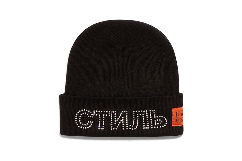 NASA と Carhartt WIP をパートナーに迎えた Heron Preston “PUBLIC FIGURE” コレクション アイテム一覧 2010年代の名作ストリートウェアになる可能性を秘めた〈Heron Preston〉の意欲作を一挙ご紹介 〈Heron Preston(ヘロン プレストン)〉の2018年秋冬コレクション“PUBLIC FIGURE”が遂に解禁の時を迎えた。今回は宇宙開発において多大なる功績を残し続ける「NASA(アメリカ航空宇宙局)」、そしてワークウェアの雄〈Carhartt WIP(カーハート ワークインプログレス)〉をパートナーに招聘し、主役級のアパレル&アクセサリーを豊富なラインアップでお届けする。 「NASA」とのコラボレーションでは、同連邦機関を象徴するホワイト、レッド、ブルーの3色を用いて、1975年当時のロゴと星条旗のパッチを随所に配置。また、フーディ、セーター、スウェットパンツ、Tシャツなどには“BASE LAYER”や“FALL/WINTER 1990”というテキストとともに、「NASA」の組織概要がプリントされている。その中でも宇宙服を彷彿されるアウターやシルバーコーティングを施したデニムジャケットは、2010年代の名作ストリートウェアとして後世に語り継がれるポテンシャルを秘めている人気の筆頭候補だろう。 その一方で、〈Carhartt WIP〉と共同製作した各種アパレルは、老舗ワークウェアレーベルが誇る頑丈なダッックキャンバスをベースに、ダブルニーのワークパンツや、オレンジのッジッパーテープが小粋なアクセントを加えるジャケットとベストなどを用意。また、〈Carhartt〉と〈Heron Preston〉両方のパッチを配したTシャツやツリーカモのポーチバッグ、“СТИЛЬ(ロシア語でスタイルの意)”のスパンコール入りビーニーなど、比較的低プライスで展開されるであろうアイテムも頭を悩ませるものばかりだ。 〈Heron Preston〉x「NASA」は7月27日(金)から、〈Heron Preston〉x〈Carhartt WIP〉は今年12月から一部取扱店舗にて発売開始。 ちなみに、今年10月に「NASA」と〈Vans(ヴァンズ)〉のコラボスニーカーがリリースされるかもという噂はご存知?