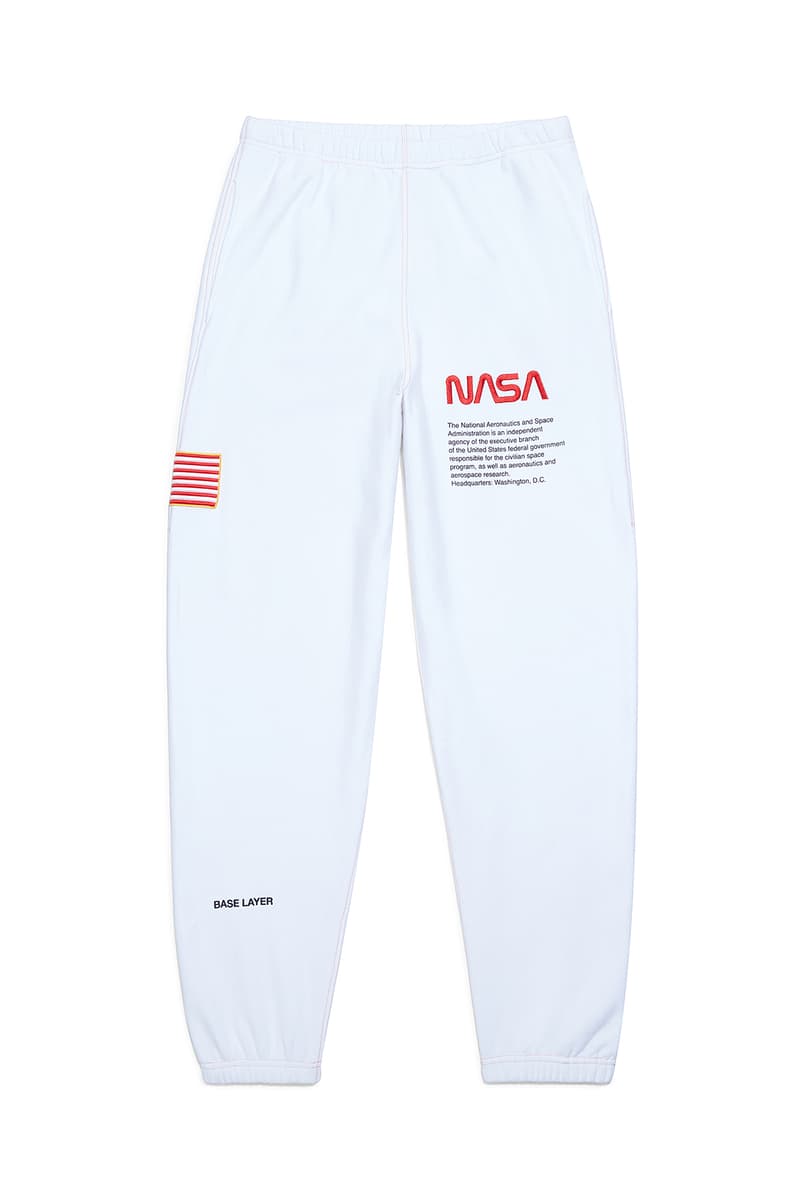 NASA と Carhartt WIP をパートナーに迎えた Heron Preston “PUBLIC FIGURE” コレクション アイテム一覧 2010年代の名作ストリートウェアになる可能性を秘めた〈Heron Preston〉の意欲作を一挙ご紹介 〈Heron Preston(ヘロン プレストン)〉の2018年秋冬コレクション“PUBLIC FIGURE”が遂に解禁の時を迎えた。今回は宇宙開発において多大なる功績を残し続ける「NASA(アメリカ航空宇宙局)」、そしてワークウェアの雄〈Carhartt WIP(カーハート ワークインプログレス)〉をパートナーに招聘し、主役級のアパレル&アクセサリーを豊富なラインアップでお届けする。 「NASA」とのコラボレーションでは、同連邦機関を象徴するホワイト、レッド、ブルーの3色を用いて、1975年当時のロゴと星条旗のパッチを随所に配置。また、フーディ、セーター、スウェットパンツ、Tシャツなどには“BASE LAYER”や“FALL/WINTER 1990”というテキストとともに、「NASA」の組織概要がプリントされている。その中でも宇宙服を彷彿されるアウターやシルバーコーティングを施したデニムジャケットは、2010年代の名作ストリートウェアとして後世に語り継がれるポテンシャルを秘めている人気の筆頭候補だろう。 その一方で、〈Carhartt WIP〉と共同製作した各種アパレルは、老舗ワークウェアレーベルが誇る頑丈なダッックキャンバスをベースに、ダブルニーのワークパンツや、オレンジのッジッパーテープが小粋なアクセントを加えるジャケットとベストなどを用意。また、〈Carhartt〉と〈Heron Preston〉両方のパッチを配したTシャツやツリーカモのポーチバッグ、“СТИЛЬ(ロシア語でスタイルの意)”のスパンコール入りビーニーなど、比較的低プライスで展開されるであろうアイテムも頭を悩ませるものばかりだ。 〈Heron Preston〉x「NASA」は7月27日(金)から、〈Heron Preston〉x〈Carhartt WIP〉は今年12月から一部取扱店舗にて発売開始。 ちなみに、今年10月に「NASA」と〈Vans(ヴァンズ)〉のコラボスニーカーがリリースされるかもという噂はご存知?