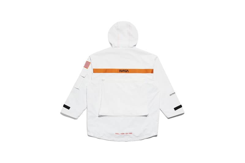 NASA と Carhartt WIP をパートナーに迎えた Heron Preston “PUBLIC FIGURE” コレクション アイテム一覧 2010年代の名作ストリートウェアになる可能性を秘めた〈Heron Preston〉の意欲作を一挙ご紹介 〈Heron Preston(ヘロン プレストン)〉の2018年秋冬コレクション“PUBLIC FIGURE”が遂に解禁の時を迎えた。今回は宇宙開発において多大なる功績を残し続ける「NASA(アメリカ航空宇宙局)」、そしてワークウェアの雄〈Carhartt WIP(カーハート ワークインプログレス)〉をパートナーに招聘し、主役級のアパレル&アクセサリーを豊富なラインアップでお届けする。 「NASA」とのコラボレーションでは、同連邦機関を象徴するホワイト、レッド、ブルーの3色を用いて、1975年当時のロゴと星条旗のパッチを随所に配置。また、フーディ、セーター、スウェットパンツ、Tシャツなどには“BASE LAYER”や“FALL/WINTER 1990”というテキストとともに、「NASA」の組織概要がプリントされている。その中でも宇宙服を彷彿されるアウターやシルバーコーティングを施したデニムジャケットは、2010年代の名作ストリートウェアとして後世に語り継がれるポテンシャルを秘めている人気の筆頭候補だろう。 その一方で、〈Carhartt WIP〉と共同製作した各種アパレルは、老舗ワークウェアレーベルが誇る頑丈なダッックキャンバスをベースに、ダブルニーのワークパンツや、オレンジのッジッパーテープが小粋なアクセントを加えるジャケットとベストなどを用意。また、〈Carhartt〉と〈Heron Preston〉両方のパッチを配したTシャツやツリーカモのポーチバッグ、“СТИЛЬ(ロシア語でスタイルの意)”のスパンコール入りビーニーなど、比較的低プライスで展開されるであろうアイテムも頭を悩ませるものばかりだ。 〈Heron Preston〉x「NASA」は7月27日(金)から、〈Heron Preston〉x〈Carhartt WIP〉は今年12月から一部取扱店舗にて発売開始。 ちなみに、今年10月に「NASA」と〈Vans(ヴァンズ)〉のコラボスニーカーがリリースされるかもという噂はご存知?