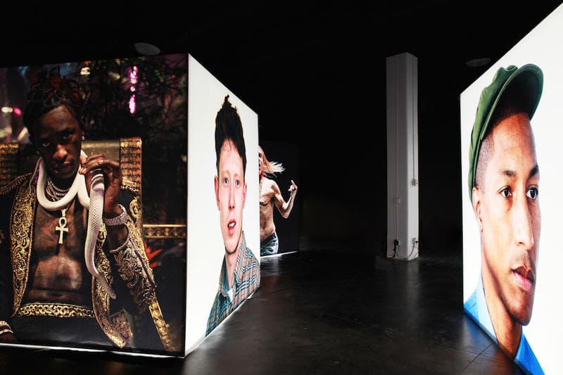 ストリートシーンを切り取るアティバ・ジェファーソン が adidas Originals とチームアップした個展 “Heart-Shaped Box” を開催 HYPEBEAST ファレルやジェームズ・ハーデンなど〈adidas〉の看板スターから噂のDrakeまで、巨大なポートレート写真のキューブが暗闇で光を放つ フォトグラファーであり、スケートボードシーンの活動でも広く認知されているAtiba Jefferson（アティバ・ジェファーソン）の20年以上に渡る活動を記念した個展“Heart-Shaped Box”が〈adidas Originals（アディダス オリジナルス）〉のサポートの元、アメリカ・ロサンゼルスの『HVW8 Gallery』にて開催されている。今エキシビションでは、Pharrell Williams（ファレル・ウィリアムス）やNBA選手のJames Harden（ジェームス・ハーデン）をはじめとする同ブランドの看板アーティスト/アスリートのアイコニックなポートレートに加えて、2016年に28歳の若さで白血病により他界したスケートボーダーのDylan Rieder（ディラン・リーダー）の晩年の姿やYoung Thug（ヤング・サグ）、Iggy Pop（イギー・ポップ）、『ブラックパンサー』の主演俳優のChadwick Boseman（チャドウィック・ボーズマン）、さらには〈adidas〉移籍の決定的証拠となる(?)Drake（ドレイク）など多くのセレブリティたちの表情を収めている。またポートレート以外にもAtibaの近年のアーカイブより、東京・青山の景観を撮影した作品から躍動感溢れるスケートボーディングやバスケットボールのプレー写真をピックアップし、巨大なキューブ状のオブジェクトを用いてディスプレイ。黒塗りの空間に内側から光を当てた4つのライトボックスが佇むインスタレーションとなっている。  Atibaは本展の開催にあたり、次のように語っている。「今回集められた作品は、僕自身がフォトグラフィーをどのように捉えてるかを物語っている。ライティング、フォーマット、アングルまで、とにかく変わったことが好きなんだ。それと同じことを被写体にも求めているよ。単なるスケートボーディングでもなく、単なる音楽でもなく、単なる人々でもなく、僕が愛情を注ぐ全ての事柄なんだ」  会期は6月15日（現地時間）まで。期間中にロサンゼルスに滞在する予定のある方は是非立ち寄ってみてはいかがだろうか。  あわせて、Atibaからもリコメンドをもらったロサンゼルスの注目クリエイターたちがおすすめするローカルスポット情報もプレイバックしておこう。