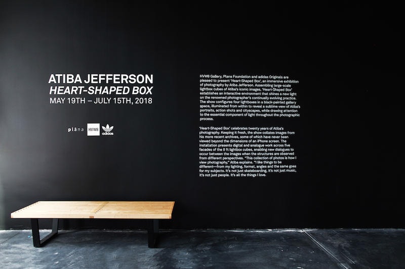 ストリートシーンを切り取るアティバ・ジェファーソン が adidas Originals とチームアップした個展 “Heart-Shaped Box” を開催 HYPEBEAST ファレルやジェームズ・ハーデンなど〈adidas〉の看板スターから噂のDrakeまで、巨大なポートレート写真のキューブが暗闇で光を放つ フォトグラファーであり、スケートボードシーンの活動でも広く認知されているAtiba Jefferson（アティバ・ジェファーソン）の20年以上に渡る活動を記念した個展“Heart-Shaped Box”が〈adidas Originals（アディダス オリジナルス）〉のサポートの元、アメリカ・ロサンゼルスの『HVW8 Gallery』にて開催されている。今エキシビションでは、Pharrell Williams（ファレル・ウィリアムス）やNBA選手のJames Harden（ジェームス・ハーデン）をはじめとする同ブランドの看板アーティスト/アスリートのアイコニックなポートレートに加えて、2016年に28歳の若さで白血病により他界したスケートボーダーのDylan Rieder（ディラン・リーダー）の晩年の姿やYoung Thug（ヤング・サグ）、Iggy Pop（イギー・ポップ）、『ブラックパンサー』の主演俳優のChadwick Boseman（チャドウィック・ボーズマン）、さらには〈adidas〉移籍の決定的証拠となる(?)Drake（ドレイク）など多くのセレブリティたちの表情を収めている。またポートレート以外にもAtibaの近年のアーカイブより、東京・青山の景観を撮影した作品から躍動感溢れるスケートボーディングやバスケットボールのプレー写真をピックアップし、巨大なキューブ状のオブジェクトを用いてディスプレイ。黒塗りの空間に内側から光を当てた4つのライトボックスが佇むインスタレーションとなっている。  Atibaは本展の開催にあたり、次のように語っている。「今回集められた作品は、僕自身がフォトグラフィーをどのように捉えてるかを物語っている。ライティング、フォーマット、アングルまで、とにかく変わったことが好きなんだ。それと同じことを被写体にも求めているよ。単なるスケートボーディングでもなく、単なる音楽でもなく、単なる人々でもなく、僕が愛情を注ぐ全ての事柄なんだ」  会期は6月15日（現地時間）まで。期間中にロサンゼルスに滞在する予定のある方は是非立ち寄ってみてはいかがだろうか。  あわせて、Atibaからもリコメンドをもらったロサンゼルスの注目クリエイターたちがおすすめするローカルスポット情報もプレイバックしておこう。