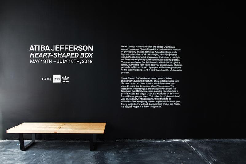 ストリートシーンを切り取るアティバ・ジェファーソン が adidas Originals とチームアップした個展 “Heart-Shaped Box” を開催 HYPEBEAST ファレルやジェームズ・ハーデンなど〈adidas〉の看板スターから噂のDrakeまで、巨大なポートレート写真のキューブが暗闇で光を放つ フォトグラファーであり、スケートボードシーンの活動でも広く認知されているAtiba Jefferson(アティバ・ジェファーソン)の20年以上に渡る活動を記念した個展“Heart-Shaped Box”が〈adidas Originals(アディダス オリジナルス)〉のサポートの元、アメリカ・ロサンゼルスの『HVW8 Gallery』にて開催されている。今エキシビションでは、Pharrell Williams(ファレル・ウィリアムス)やNBA選手のJames Harden(ジェームス・ハーデン)をはじめとする同ブランドの看板アーティスト/アスリートのアイコニックなポートレートに加えて、2016年に28歳の若さで白血病により他界したスケートボーダーのDylan Rieder(ディラン・リーダー)の晩年の姿やYoung Thug(ヤング・サグ)、Iggy Pop(イギー・ポップ)、『ブラックパンサー』の主演俳優のChadwick Boseman(チャドウィック・ボーズマン)、さらには〈adidas〉移籍の決定的証拠となる(?)Drake(ドレイク)など多くのセレブリティたちの表情を収めている。またポートレート以外にもAtibaの近年のアーカイブより、東京・青山の景観を撮影した作品から躍動感溢れるスケートボーディングやバスケットボールのプレー写真をピックアップし、巨大なキューブ状のオブジェクトを用いてディスプレイ。黒塗りの空間に内側から光を当てた4つのライトボックスが佇むインスタレーションとなっている。 Atibaは本展の開催にあたり、次のように語っている。「今回集められた作品は、僕自身がフォトグラフィーをどのように捉えてるかを物語っている。ライティング、フォーマット、アングルまで、とにかく変わったことが好きなんだ。それと同じことを被写体にも求めているよ。単なるスケートボーディングでもなく、単なる音楽でもなく、単なる人々でもなく、僕が愛情を注ぐ全ての事柄なんだ」 会期は6月15日(現地時間)まで。期間中にロサンゼルスに滞在する予定のある方は是非立ち寄ってみてはいかがだろうか。 あわせて、Atibaからもリコメンドをもらったロサンゼルスの注目クリエイターたちがおすすめするローカルスポット情報もプレイバックしておこう。
