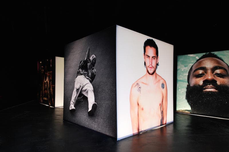 ストリートシーンを切り取るアティバ・ジェファーソン が adidas Originals とチームアップした個展 “Heart-Shaped Box” を開催 HYPEBEAST ファレルやジェームズ・ハーデンなど〈adidas〉の看板スターから噂のDrakeまで、巨大なポートレート写真のキューブが暗闇で光を放つ フォトグラファーであり、スケートボードシーンの活動でも広く認知されているAtiba Jefferson(アティバ・ジェファーソン)の20年以上に渡る活動を記念した個展“Heart-Shaped Box”が〈adidas Originals(アディダス オリジナルス)〉のサポートの元、アメリカ・ロサンゼルスの『HVW8 Gallery』にて開催されている。今エキシビションでは、Pharrell Williams(ファレル・ウィリアムス)やNBA選手のJames Harden(ジェームス・ハーデン)をはじめとする同ブランドの看板アーティスト/アスリートのアイコニックなポートレートに加えて、2016年に28歳の若さで白血病により他界したスケートボーダーのDylan Rieder(ディラン・リーダー)の晩年の姿やYoung Thug(ヤング・サグ)、Iggy Pop(イギー・ポップ)、『ブラックパンサー』の主演俳優のChadwick Boseman(チャドウィック・ボーズマン)、さらには〈adidas〉移籍の決定的証拠となる(?)Drake(ドレイク)など多くのセレブリティたちの表情を収めている。またポートレート以外にもAtibaの近年のアーカイブより、東京・青山の景観を撮影した作品から躍動感溢れるスケートボーディングやバスケットボールのプレー写真をピックアップし、巨大なキューブ状のオブジェクトを用いてディスプレイ。黒塗りの空間に内側から光を当てた4つのライトボックスが佇むインスタレーションとなっている。 Atibaは本展の開催にあたり、次のように語っている。「今回集められた作品は、僕自身がフォトグラフィーをどのように捉えてるかを物語っている。ライティング、フォーマット、アングルまで、とにかく変わったことが好きなんだ。それと同じことを被写体にも求めているよ。単なるスケートボーディングでもなく、単なる音楽でもなく、単なる人々でもなく、僕が愛情を注ぐ全ての事柄なんだ」 会期は6月15日(現地時間)まで。期間中にロサンゼルスに滞在する予定のある方は是非立ち寄ってみてはいかがだろうか。 あわせて、Atibaからもリコメンドをもらったロサンゼルスの注目クリエイターたちがおすすめするローカルスポット情報もプレイバックしておこう。