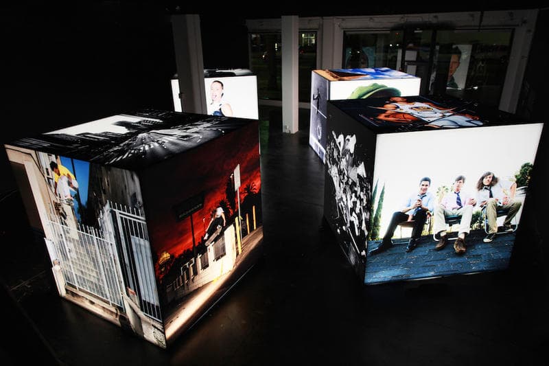 ストリートシーンを切り取るアティバ・ジェファーソン が adidas Originals とチームアップした個展 “Heart-Shaped Box” を開催 HYPEBEAST ファレルやジェームズ・ハーデンなど〈adidas〉の看板スターから噂のDrakeまで、巨大なポートレート写真のキューブが暗闇で光を放つ フォトグラファーであり、スケートボードシーンの活動でも広く認知されているAtiba Jefferson(アティバ・ジェファーソン)の20年以上に渡る活動を記念した個展“Heart-Shaped Box”が〈adidas Originals(アディダス オリジナルス)〉のサポートの元、アメリカ・ロサンゼルスの『HVW8 Gallery』にて開催されている。今エキシビションでは、Pharrell Williams(ファレル・ウィリアムス)やNBA選手のJames Harden(ジェームス・ハーデン)をはじめとする同ブランドの看板アーティスト/アスリートのアイコニックなポートレートに加えて、2016年に28歳の若さで白血病により他界したスケートボーダーのDylan Rieder(ディラン・リーダー)の晩年の姿やYoung Thug(ヤング・サグ)、Iggy Pop(イギー・ポップ)、『ブラックパンサー』の主演俳優のChadwick Boseman(チャドウィック・ボーズマン)、さらには〈adidas〉移籍の決定的証拠となる(?)Drake(ドレイク)など多くのセレブリティたちの表情を収めている。またポートレート以外にもAtibaの近年のアーカイブより、東京・青山の景観を撮影した作品から躍動感溢れるスケートボーディングやバスケットボールのプレー写真をピックアップし、巨大なキューブ状のオブジェクトを用いてディスプレイ。黒塗りの空間に内側から光を当てた4つのライトボックスが佇むインスタレーションとなっている。 Atibaは本展の開催にあたり、次のように語っている。「今回集められた作品は、僕自身がフォトグラフィーをどのように捉えてるかを物語っている。ライティング、フォーマット、アングルまで、とにかく変わったことが好きなんだ。それと同じことを被写体にも求めているよ。単なるスケートボーディングでもなく、単なる音楽でもなく、単なる人々でもなく、僕が愛情を注ぐ全ての事柄なんだ」 会期は6月15日(現地時間)まで。期間中にロサンゼルスに滞在する予定のある方は是非立ち寄ってみてはいかがだろうか。 あわせて、Atibaからもリコメンドをもらったロサンゼルスの注目クリエイターたちがおすすめするローカルスポット情報もプレイバックしておこう。