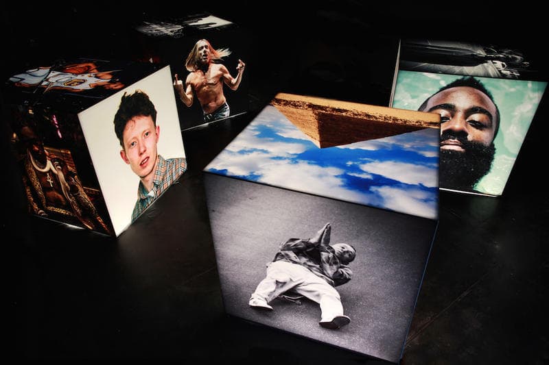 ストリートシーンを切り取るアティバ・ジェファーソン が adidas Originals とチームアップした個展 “Heart-Shaped Box” を開催 HYPEBEAST ファレルやジェームズ・ハーデンなど〈adidas〉の看板スターから噂のDrakeまで、巨大なポートレート写真のキューブが暗闇で光を放つ フォトグラファーであり、スケートボードシーンの活動でも広く認知されているAtiba Jefferson(アティバ・ジェファーソン)の20年以上に渡る活動を記念した個展“Heart-Shaped Box”が〈adidas Originals(アディダス オリジナルス)〉のサポートの元、アメリカ・ロサンゼルスの『HVW8 Gallery』にて開催されている。今エキシビションでは、Pharrell Williams(ファレル・ウィリアムス)やNBA選手のJames Harden(ジェームス・ハーデン)をはじめとする同ブランドの看板アーティスト/アスリートのアイコニックなポートレートに加えて、2016年に28歳の若さで白血病により他界したスケートボーダーのDylan Rieder(ディラン・リーダー)の晩年の姿やYoung Thug(ヤング・サグ)、Iggy Pop(イギー・ポップ)、『ブラックパンサー』の主演俳優のChadwick Boseman(チャドウィック・ボーズマン)、さらには〈adidas〉移籍の決定的証拠となる(?)Drake(ドレイク)など多くのセレブリティたちの表情を収めている。またポートレート以外にもAtibaの近年のアーカイブより、東京・青山の景観を撮影した作品から躍動感溢れるスケートボーディングやバスケットボールのプレー写真をピックアップし、巨大なキューブ状のオブジェクトを用いてディスプレイ。黒塗りの空間に内側から光を当てた4つのライトボックスが佇むインスタレーションとなっている。 Atibaは本展の開催にあたり、次のように語っている。「今回集められた作品は、僕自身がフォトグラフィーをどのように捉えてるかを物語っている。ライティング、フォーマット、アングルまで、とにかく変わったことが好きなんだ。それと同じことを被写体にも求めているよ。単なるスケートボーディングでもなく、単なる音楽でもなく、単なる人々でもなく、僕が愛情を注ぐ全ての事柄なんだ」 会期は6月15日(現地時間)まで。期間中にロサンゼルスに滞在する予定のある方は是非立ち寄ってみてはいかがだろうか。 あわせて、Atibaからもリコメンドをもらったロサンゼルスの注目クリエイターたちがおすすめするローカルスポット情報もプレイバックしておこう。