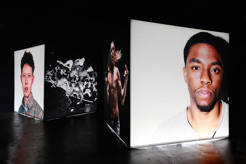 ストリートシーンを切り取るアティバ・ジェファーソン が adidas Originals とチームアップした個展 “Heart-Shaped Box” を開催 HYPEBEAST ファレルやジェームズ・ハーデンなど〈adidas〉の看板スターから噂のDrakeまで、巨大なポートレート写真のキューブが暗闇で光を放つ フォトグラファーであり、スケートボードシーンの活動でも広く認知されているAtiba Jefferson(アティバ・ジェファーソン)の20年以上に渡る活動を記念した個展“Heart-Shaped Box”が〈adidas Originals(アディダス オリジナルス)〉のサポートの元、アメリカ・ロサンゼルスの『HVW8 Gallery』にて開催されている。今エキシビションでは、Pharrell Williams(ファレル・ウィリアムス)やNBA選手のJames Harden(ジェームス・ハーデン)をはじめとする同ブランドの看板アーティスト/アスリートのアイコニックなポートレートに加えて、2016年に28歳の若さで白血病により他界したスケートボーダーのDylan Rieder(ディラン・リーダー)の晩年の姿やYoung Thug(ヤング・サグ)、Iggy Pop(イギー・ポップ)、『ブラックパンサー』の主演俳優のChadwick Boseman(チャドウィック・ボーズマン)、さらには〈adidas〉移籍の決定的証拠となる(?)Drake(ドレイク)など多くのセレブリティたちの表情を収めている。またポートレート以外にもAtibaの近年のアーカイブより、東京・青山の景観を撮影した作品から躍動感溢れるスケートボーディングやバスケットボールのプレー写真をピックアップし、巨大なキューブ状のオブジェクトを用いてディスプレイ。黒塗りの空間に内側から光を当てた4つのライトボックスが佇むインスタレーションとなっている。 Atibaは本展の開催にあたり、次のように語っている。「今回集められた作品は、僕自身がフォトグラフィーをどのように捉えてるかを物語っている。ライティング、フォーマット、アングルまで、とにかく変わったことが好きなんだ。それと同じことを被写体にも求めているよ。単なるスケートボーディングでもなく、単なる音楽でもなく、単なる人々でもなく、僕が愛情を注ぐ全ての事柄なんだ」 会期は6月15日(現地時間)まで。期間中にロサンゼルスに滞在する予定のある方は是非立ち寄ってみてはいかがだろうか。 あわせて、Atibaからもリコメンドをもらったロサンゼルスの注目クリエイターたちがおすすめするローカルスポット情報もプレイバックしておこう。