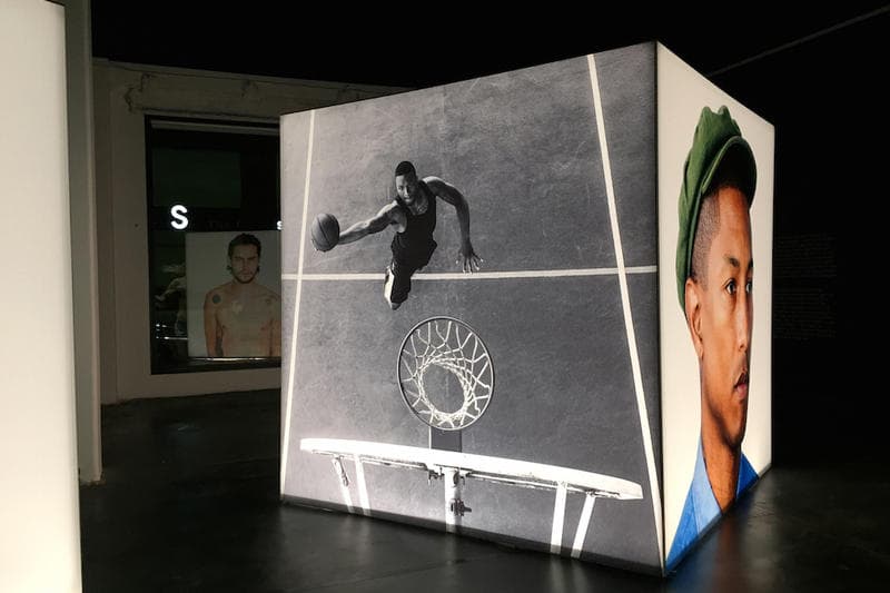 ストリートシーンを切り取るアティバ・ジェファーソン が adidas Originals とチームアップした個展 “Heart-Shaped Box” を開催 HYPEBEAST ファレルやジェームズ・ハーデンなど〈adidas〉の看板スターから噂のDrakeまで、巨大なポートレート写真のキューブが暗闇で光を放つ フォトグラファーであり、スケートボードシーンの活動でも広く認知されているAtiba Jefferson(アティバ・ジェファーソン)の20年以上に渡る活動を記念した個展“Heart-Shaped Box”が〈adidas Originals(アディダス オリジナルス)〉のサポートの元、アメリカ・ロサンゼルスの『HVW8 Gallery』にて開催されている。今エキシビションでは、Pharrell Williams(ファレル・ウィリアムス)やNBA選手のJames Harden(ジェームス・ハーデン)をはじめとする同ブランドの看板アーティスト/アスリートのアイコニックなポートレートに加えて、2016年に28歳の若さで白血病により他界したスケートボーダーのDylan Rieder(ディラン・リーダー)の晩年の姿やYoung Thug(ヤング・サグ)、Iggy Pop(イギー・ポップ)、『ブラックパンサー』の主演俳優のChadwick Boseman(チャドウィック・ボーズマン)、さらには〈adidas〉移籍の決定的証拠となる(?)Drake(ドレイク)など多くのセレブリティたちの表情を収めている。またポートレート以外にもAtibaの近年のアーカイブより、東京・青山の景観を撮影した作品から躍動感溢れるスケートボーディングやバスケットボールのプレー写真をピックアップし、巨大なキューブ状のオブジェクトを用いてディスプレイ。黒塗りの空間に内側から光を当てた4つのライトボックスが佇むインスタレーションとなっている。 Atibaは本展の開催にあたり、次のように語っている。「今回集められた作品は、僕自身がフォトグラフィーをどのように捉えてるかを物語っている。ライティング、フォーマット、アングルまで、とにかく変わったことが好きなんだ。それと同じことを被写体にも求めているよ。単なるスケートボーディングでもなく、単なる音楽でもなく、単なる人々でもなく、僕が愛情を注ぐ全ての事柄なんだ」 会期は6月15日(現地時間)まで。期間中にロサンゼルスに滞在する予定のある方は是非立ち寄ってみてはいかがだろうか。 あわせて、Atibaからもリコメンドをもらったロサンゼルスの注目クリエイターたちがおすすめするローカルスポット情報もプレイバックしておこう。