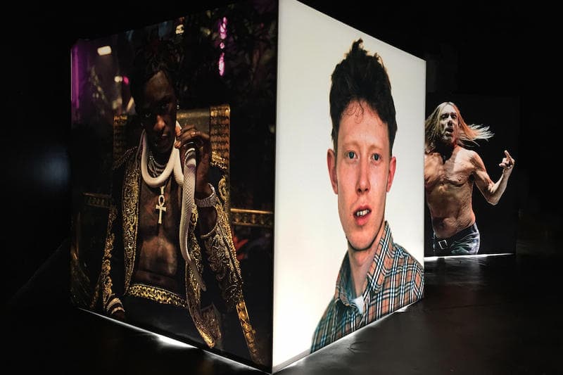 ストリートシーンを切り取るアティバ・ジェファーソン が adidas Originals とチームアップした個展 “Heart-Shaped Box” を開催 HYPEBEAST ファレルやジェームズ・ハーデンなど〈adidas〉の看板スターから噂のDrakeまで、巨大なポートレート写真のキューブが暗闇で光を放つ フォトグラファーであり、スケートボードシーンの活動でも広く認知されているAtiba Jefferson（アティバ・ジェファーソン）の20年以上に渡る活動を記念した個展“Heart-Shaped Box”が〈adidas Originals（アディダス オリジナルス）〉のサポートの元、アメリカ・ロサンゼルスの『HVW8 Gallery』にて開催されている。今エキシビションでは、Pharrell Williams（ファレル・ウィリアムス）やNBA選手のJames Harden（ジェームス・ハーデン）をはじめとする同ブランドの看板アーティスト/アスリートのアイコニックなポートレートに加えて、2016年に28歳の若さで白血病により他界したスケートボーダーのDylan Rieder（ディラン・リーダー）の晩年の姿やYoung Thug（ヤング・サグ）、Iggy Pop（イギー・ポップ）、『ブラックパンサー』の主演俳優のChadwick Boseman（チャドウィック・ボーズマン）、さらには〈adidas〉移籍の決定的証拠となる(?)Drake（ドレイク）など多くのセレブリティたちの表情を収めている。またポートレート以外にもAtibaの近年のアーカイブより、東京・青山の景観を撮影した作品から躍動感溢れるスケートボーディングやバスケットボールのプレー写真をピックアップし、巨大なキューブ状のオブジェクトを用いてディスプレイ。黒塗りの空間に内側から光を当てた4つのライトボックスが佇むインスタレーションとなっている。  Atibaは本展の開催にあたり、次のように語っている。「今回集められた作品は、僕自身がフォトグラフィーをどのように捉えてるかを物語っている。ライティング、フォーマット、アングルまで、とにかく変わったことが好きなんだ。それと同じことを被写体にも求めているよ。単なるスケートボーディングでもなく、単なる音楽でもなく、単なる人々でもなく、僕が愛情を注ぐ全ての事柄なんだ」  会期は6月15日（現地時間）まで。期間中にロサンゼルスに滞在する予定のある方は是非立ち寄ってみてはいかがだろうか。  あわせて、Atibaからもリコメンドをもらったロサンゼルスの注目クリエイターたちがおすすめするローカルスポット情報もプレイバックしておこう。