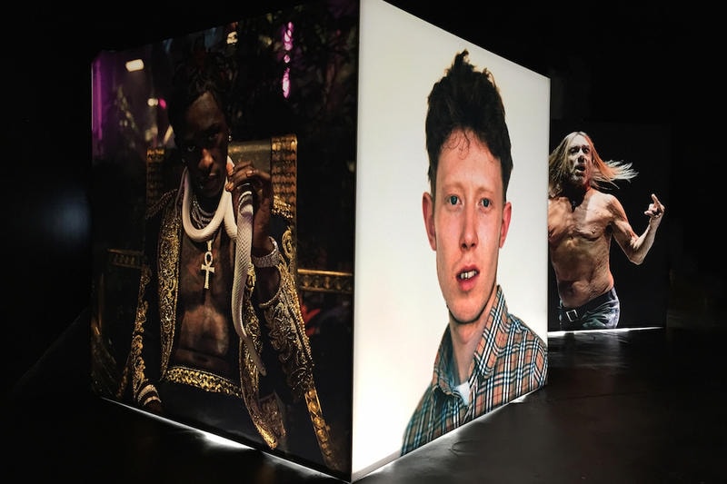 ストリートシーンを切り取るアティバ・ジェファーソン が adidas Originals とチームアップした個展 “Heart-Shaped Box” を開催 HYPEBEAST ファレルやジェームズ・ハーデンなど〈adidas〉の看板スターから噂のDrakeまで、巨大なポートレート写真のキューブが暗闇で光を放つ フォトグラファーであり、スケートボードシーンの活動でも広く認知されているAtiba Jefferson（アティバ・ジェファーソン）の20年以上に渡る活動を記念した個展“Heart-Shaped Box”が〈adidas Originals（アディダス オリジナルス）〉のサポートの元、アメリカ・ロサンゼルスの『HVW8 Gallery』にて開催されている。今エキシビションでは、Pharrell Williams（ファレル・ウィリアムス）やNBA選手のJames Harden（ジェームス・ハーデン）をはじめとする同ブランドの看板アーティスト/アスリートのアイコニックなポートレートに加えて、2016年に28歳の若さで白血病により他界したスケートボーダーのDylan Rieder（ディラン・リーダー）の晩年の姿やYoung Thug（ヤング・サグ）、Iggy Pop（イギー・ポップ）、『ブラックパンサー』の主演俳優のChadwick Boseman（チャドウィック・ボーズマン）、さらには〈adidas〉移籍の決定的証拠となる(?)Drake（ドレイク）など多くのセレブリティたちの表情を収めている。またポートレート以外にもAtibaの近年のアーカイブより、東京・青山の景観を撮影した作品から躍動感溢れるスケートボーディングやバスケットボールのプレー写真をピックアップし、巨大なキューブ状のオブジェクトを用いてディスプレイ。黒塗りの空間に内側から光を当てた4つのライトボックスが佇むインスタレーションとなっている。  Atibaは本展の開催にあたり、次のように語っている。「今回集められた作品は、僕自身がフォトグラフィーをどのように捉えてるかを物語っている。ライティング、フォーマット、アングルまで、とにかく変わったことが好きなんだ。それと同じことを被写体にも求めているよ。単なるスケートボーディングでもなく、単なる音楽でもなく、単なる人々でもなく、僕が愛情を注ぐ全ての事柄なんだ」  会期は6月15日（現地時間）まで。期間中にロサンゼルスに滞在する予定のある方は是非立ち寄ってみてはいかがだろうか。  あわせて、Atibaからもリコメンドをもらったロサンゼルスの注目クリエイターたちがおすすめするローカルスポット情報もプレイバックしておこう。