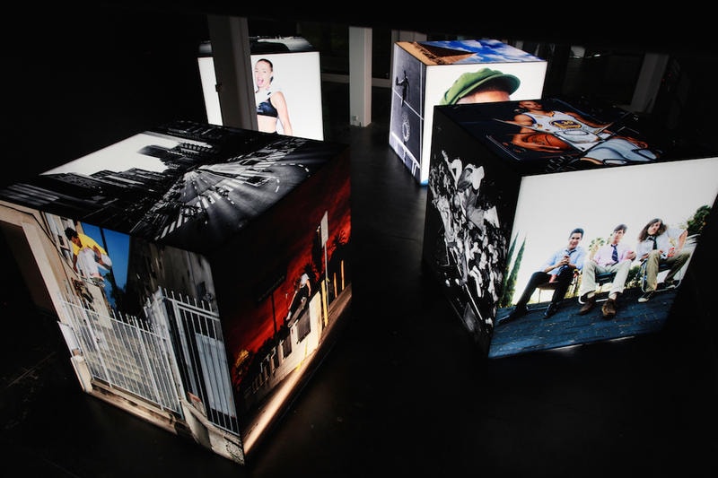 ストリートシーンを切り取るアティバ・ジェファーソン が adidas Originals とチームアップした個展 “Heart-Shaped Box” を開催 HYPEBEAST ファレルやジェームズ・ハーデンなど〈adidas〉の看板スターから噂のDrakeまで、巨大なポートレート写真のキューブが暗闇で光を放つ フォトグラファーであり、スケートボードシーンの活動でも広く認知されているAtiba Jefferson（アティバ・ジェファーソン）の20年以上に渡る活動を記念した個展“Heart-Shaped Box”が〈adidas Originals（アディダス オリジナルス）〉のサポートの元、アメリカ・ロサンゼルスの『HVW8 Gallery』にて開催されている。今エキシビションでは、Pharrell Williams（ファレル・ウィリアムス）やNBA選手のJames Harden（ジェームス・ハーデン）をはじめとする同ブランドの看板アーティスト/アスリートのアイコニックなポートレートに加えて、2016年に28歳の若さで白血病により他界したスケートボーダーのDylan Rieder（ディラン・リーダー）の晩年の姿やYoung Thug（ヤング・サグ）、Iggy Pop（イギー・ポップ）、『ブラックパンサー』の主演俳優のChadwick Boseman（チャドウィック・ボーズマン）、さらには〈adidas〉移籍の決定的証拠となる(?)Drake（ドレイク）など多くのセレブリティたちの表情を収めている。またポートレート以外にもAtibaの近年のアーカイブより、東京・青山の景観を撮影した作品から躍動感溢れるスケートボーディングやバスケットボールのプレー写真をピックアップし、巨大なキューブ状のオブジェクトを用いてディスプレイ。黒塗りの空間に内側から光を当てた4つのライトボックスが佇むインスタレーションとなっている。  Atibaは本展の開催にあたり、次のように語っている。「今回集められた作品は、僕自身がフォトグラフィーをどのように捉えてるかを物語っている。ライティング、フォーマット、アングルまで、とにかく変わったことが好きなんだ。それと同じことを被写体にも求めているよ。単なるスケートボーディングでもなく、単なる音楽でもなく、単なる人々でもなく、僕が愛情を注ぐ全ての事柄なんだ」  会期は6月15日（現地時間）まで。期間中にロサンゼルスに滞在する予定のある方は是非立ち寄ってみてはいかがだろうか。  あわせて、Atibaからもリコメンドをもらったロサンゼルスの注目クリエイターたちがおすすめするローカルスポット情報もプレイバックしておこう。