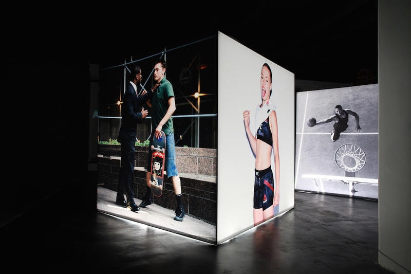 ストリートシーンを切り取るアティバ・ジェファーソン が adidas Originals とチームアップした個展 “Heart-Shaped Box” を開催 HYPEBEAST ファレルやジェームズ・ハーデンなど〈adidas〉の看板スターから噂のDrakeまで、巨大なポートレート写真のキューブが暗闇で光を放つ フォトグラファーであり、スケートボードシーンの活動でも広く認知されているAtiba Jefferson（アティバ・ジェファーソン）の20年以上に渡る活動を記念した個展“Heart-Shaped Box”が〈adidas Originals（アディダス オリジナルス）〉のサポートの元、アメリカ・ロサンゼルスの『HVW8 Gallery』にて開催されている。今エキシビションでは、Pharrell Williams（ファレル・ウィリアムス）やNBA選手のJames Harden（ジェームス・ハーデン）をはじめとする同ブランドの看板アーティスト/アスリートのアイコニックなポートレートに加えて、2016年に28歳の若さで白血病により他界したスケートボーダーのDylan Rieder（ディラン・リーダー）の晩年の姿やYoung Thug（ヤング・サグ）、Iggy Pop（イギー・ポップ）、『ブラックパンサー』の主演俳優のChadwick Boseman（チャドウィック・ボーズマン）、さらには〈adidas〉移籍の決定的証拠となる(?)Drake（ドレイク）など多くのセレブリティたちの表情を収めている。またポートレート以外にもAtibaの近年のアーカイブより、東京・青山の景観を撮影した作品から躍動感溢れるスケートボーディングやバスケットボールのプレー写真をピックアップし、巨大なキューブ状のオブジェクトを用いてディスプレイ。黒塗りの空間に内側から光を当てた4つのライトボックスが佇むインスタレーションとなっている。  Atibaは本展の開催にあたり、次のように語っている。「今回集められた作品は、僕自身がフォトグラフィーをどのように捉えてるかを物語っている。ライティング、フォーマット、アングルまで、とにかく変わったことが好きなんだ。それと同じことを被写体にも求めているよ。単なるスケートボーディングでもなく、単なる音楽でもなく、単なる人々でもなく、僕が愛情を注ぐ全ての事柄なんだ」  会期は6月15日（現地時間）まで。期間中にロサンゼルスに滞在する予定のある方は是非立ち寄ってみてはいかがだろうか。  あわせて、Atibaからもリコメンドをもらったロサンゼルスの注目クリエイターたちがおすすめするローカルスポット情報もプレイバックしておこう。