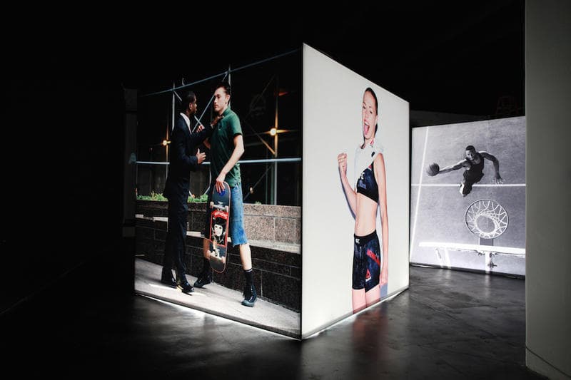 ストリートシーンを切り取るアティバ・ジェファーソン が adidas Originals とチームアップした個展 “Heart-Shaped Box” を開催 HYPEBEAST ファレルやジェームズ・ハーデンなど〈adidas〉の看板スターから噂のDrakeまで、巨大なポートレート写真のキューブが暗闇で光を放つ フォトグラファーであり、スケートボードシーンの活動でも広く認知されているAtiba Jefferson(アティバ・ジェファーソン)の20年以上に渡る活動を記念した個展“Heart-Shaped Box”が〈adidas Originals(アディダス オリジナルス)〉のサポートの元、アメリカ・ロサンゼルスの『HVW8 Gallery』にて開催されている。今エキシビションでは、Pharrell Williams(ファレル・ウィリアムス)やNBA選手のJames Harden(ジェームス・ハーデン)をはじめとする同ブランドの看板アーティスト/アスリートのアイコニックなポートレートに加えて、2016年に28歳の若さで白血病により他界したスケートボーダーのDylan Rieder(ディラン・リーダー)の晩年の姿やYoung Thug(ヤング・サグ)、Iggy Pop(イギー・ポップ)、『ブラックパンサー』の主演俳優のChadwick Boseman(チャドウィック・ボーズマン)、さらには〈adidas〉移籍の決定的証拠となる(?)Drake(ドレイク)など多くのセレブリティたちの表情を収めている。またポートレート以外にもAtibaの近年のアーカイブより、東京・青山の景観を撮影した作品から躍動感溢れるスケートボーディングやバスケットボールのプレー写真をピックアップし、巨大なキューブ状のオブジェクトを用いてディスプレイ。黒塗りの空間に内側から光を当てた4つのライトボックスが佇むインスタレーションとなっている。 Atibaは本展の開催にあたり、次のように語っている。「今回集められた作品は、僕自身がフォトグラフィーをどのように捉えてるかを物語っている。ライティング、フォーマット、アングルまで、とにかく変わったことが好きなんだ。それと同じことを被写体にも求めているよ。単なるスケートボーディングでもなく、単なる音楽でもなく、単なる人々でもなく、僕が愛情を注ぐ全ての事柄なんだ」 会期は6月15日(現地時間)まで。期間中にロサンゼルスに滞在する予定のある方は是非立ち寄ってみてはいかがだろうか。 あわせて、Atibaからもリコメンドをもらったロサンゼルスの注目クリエイターたちがおすすめするローカルスポット情報もプレイバックしておこう。