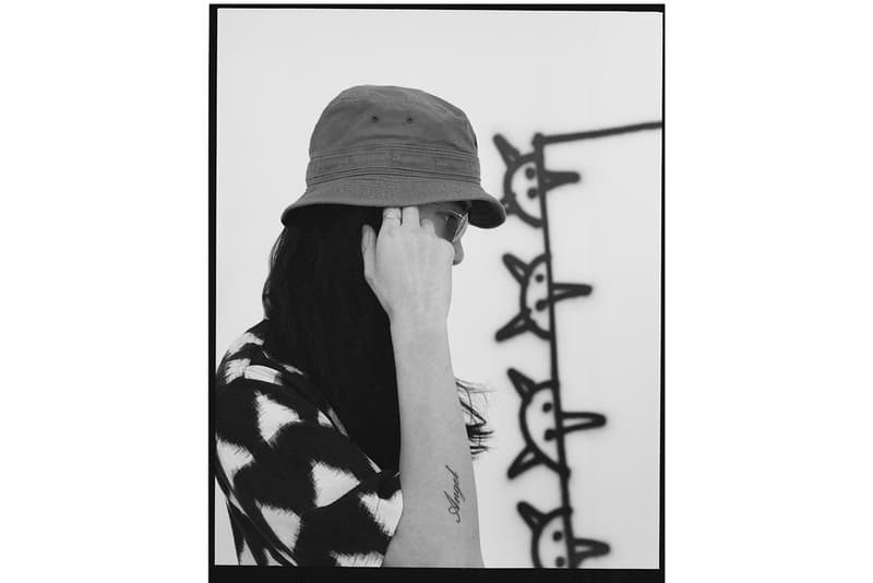 ロンドンの名門セレクトショップ Goodhood より70年代スケートカルチャーに傾倒した2018年春夏ルックブックが到着 〈NEIGHBORHOOD〉や〈WACKO MARIA〉といった国内ブランドのキーピースを多用したスケータールック ロンドンの老舗リテーラー『Goodhood（グッドフッド）』が、同ショップで取り扱う2018年春夏アイテムに焦点を当てた最新ルックブックを発表。“Locals Only” と題された今エディトリアルでは、アメリカ西海岸・ベニスビーチの伝説的スケート集団、Z-BOYSの元メンバーによって1970年代に設立されたブランド〈DOGTOWN（ドッグタウン）〉のスピリットの表現。パターンシャツ、ルーズフィットパンツを中心にレザージャケットやバンダナ、ハット類を用いて、オールドスクールなスケートカルチャーの空気感漂うスタイリングを提案している。  〈NEIGHBORHOOD（ネイバーフッド）〉、〈WACKO MARIA（ワコ マリア）〉、〈Needles（ニードルズ）〉といった世界基準の日本ブランドを筆頭に、〈Gosha Rubchinskiy（ゴーシャ ラブチンスキー）〉、〈CMMN SWDN（コモン スウェーデン）〉、〈Norse Projects（ノース プロジェクツ）〉、〈Brain Dead（ブレイン デッド）〉などの今季のキーアイテムを要所要所でフィーチャー。またサングラスやフットウェアには、〈sun buddies（サン バディーズ）〉、〈Super By Retrosuperfuture®（スーパー バイ レトロスーパーフューチャー）〉、〈Converse（コンバース）〉のアイテムをセレクトしている。  まずは上のフォトロールより各ルックを確認し、気になるアイテムがあれば『Goodhood』のオンラインストアもあわせてチェックしてみては？  『HYPEBEAST』限定公開となる〈FACETASM（ファセッタズム）〉のファッションストーリーや、〈adidas（アディダス）〉の最新フットウェア X18が主役を飾る東京ベイサイドで撮影したオリジナルルックブックなどもお見逃しなく。