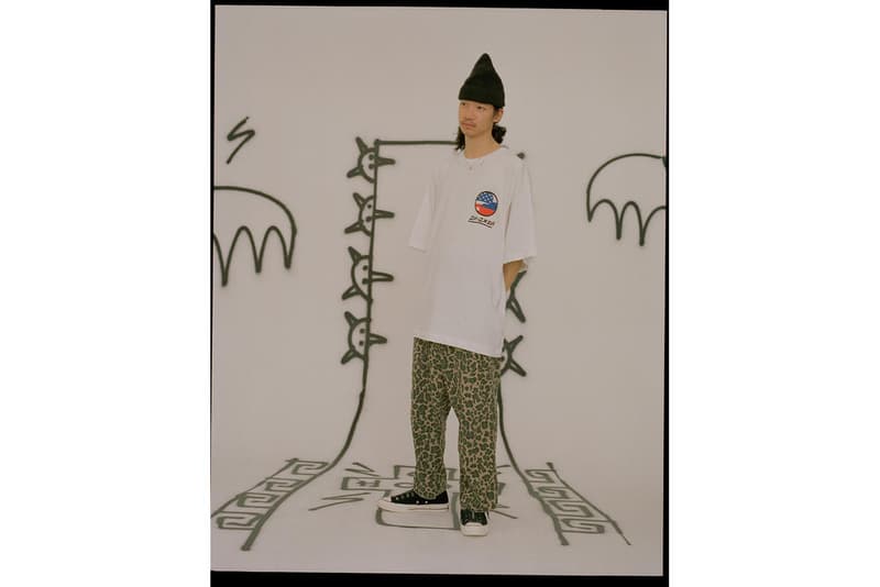 ロンドンの名門セレクトショップ Goodhood より70年代スケートカルチャーに傾倒した2018年春夏ルックブックが到着 〈NEIGHBORHOOD〉や〈WACKO MARIA〉といった国内ブランドのキーピースを多用したスケータールック ロンドンの老舗リテーラー『Goodhood(グッドフッド)』が、同ショップで取り扱う2018年春夏アイテムに焦点を当てた最新ルックブックを発表。“Locals Only” と題された今エディトリアルでは、アメリカ西海岸・ベニスビーチの伝説的スケート集団、Z-BOYSの元メンバーによって1970年代に設立されたブランド〈DOGTOWN(ドッグタウン)〉のスピリットの表現。パターンシャツ、ルーズフィットパンツを中心にレザージャケットやバンダナ、ハット類を用いて、オールドスクールなスケートカルチャーの空気感漂うスタイリングを提案している。 〈NEIGHBORHOOD(ネイバーフッド)〉、〈WACKO MARIA(ワコ マリア)〉、〈Needles(ニードルズ)〉といった世界基準の日本ブランドを筆頭に、〈Gosha Rubchinskiy(ゴーシャ ラブチンスキー)〉、〈CMMN SWDN(コモン スウェーデン)〉、〈Norse Projects(ノース プロジェクツ)〉、〈Brain Dead(ブレイン デッド)〉などの今季のキーアイテムを要所要所でフィーチャー。またサングラスやフットウェアには、〈sun buddies(サン バディーズ)〉、〈Super By Retrosuperfuture®(スーパー バイ レトロスーパーフューチャー)〉、〈Converse(コンバース)〉のアイテムをセレクトしている。 まずは上のフォトロールより各ルックを確認し、気になるアイテムがあれば『Goodhood』のオンラインストアもあわせてチェックしてみては? 『HYPEBEAST』限定公開となる〈FACETASM(ファセッタズム)〉のファッションストーリーや、〈adidas(アディダス)〉の最新フットウェア X18が主役を飾る東京ベイサイドで撮影したオリジナルルックブックなどもお見逃しなく。