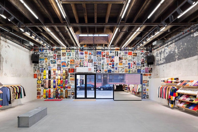 Supreme のブルックリン店の内装デザインを隅々まで撮影したフォトセットが到着 『Supreme Brooklyn』の前は配送用トラックの収納スペースだったとのこと 〈Supreme（シュプリーム）〉は昨年10月、ニューヨーク・ブルックリン地区に新ストアをオープン。実はこの場所、ストリートウェアの雄のためにNeil Logan（ニール・ローガン）とMinji Kim（ミンジ・キム）の2人が改装する前は、2,938㎡を要する配送用トラックの収納スペースだったのだ。  天井が高く、しっくりを剥がした2m超えのブロック壁に囲まれた空間は、隆起したグラインドレール付きのメタルベンチを設置することで、質素ながらもどこかインダストリアルな雰囲気が漂う。また、店内の奥には『Supreme Brooklyn』の最大の特徴である木製のスケートボウルが鎮座。『ArchDaily』はこのアイコンについて、「バルト海産の樺の木でできたベニヤ板を100%使用したこのボウルは、アートコレクティブのSimparchがシカゴで製造して、ここまで運び、インストールしたものです」と説明している。  また、このジオメトリックなボウルの裏には、カーテンで覆われた更衣室が2部屋隠れており、スケートクリップを流している店頭の液晶も背面には鏡を設置。そして、入り口の壁裏を覆い尽くすスケートデッキとアートワークも見逃せないポイントだろう。  『Supreme Brooklyn』の内装を隅々まで撮影したフォトセットは、上のフォトギャラリーからどうぞ。  ちなみに、〈Sup〉が2018年春夏コレクション内の“Alphabet”シリーズの販売を突如中止した理由はご存知？