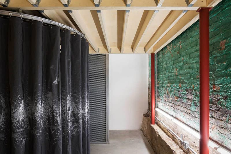 Supreme のブルックリン店の内装デザインを隅々まで撮影したフォトセットが到着 『Supreme Brooklyn』の前は配送用トラックの収納スペースだったとのこと 〈Supreme（シュプリーム）〉は昨年10月、ニューヨーク・ブルックリン地区に新ストアをオープン。実はこの場所、ストリートウェアの雄のためにNeil Logan（ニール・ローガン）とMinji Kim（ミンジ・キム）の2人が改装する前は、2,938㎡を要する配送用トラックの収納スペースだったのだ。  天井が高く、しっくりを剥がした2m超えのブロック壁に囲まれた空間は、隆起したグラインドレール付きのメタルベンチを設置することで、質素ながらもどこかインダストリアルな雰囲気が漂う。また、店内の奥には『Supreme Brooklyn』の最大の特徴である木製のスケートボウルが鎮座。『ArchDaily』はこのアイコンについて、「バルト海産の樺の木でできたベニヤ板を100%使用したこのボウルは、アートコレクティブのSimparchがシカゴで製造して、ここまで運び、インストールしたものです」と説明している。  また、このジオメトリックなボウルの裏には、カーテンで覆われた更衣室が2部屋隠れており、スケートクリップを流している店頭の液晶も背面には鏡を設置。そして、入り口の壁裏を覆い尽くすスケートデッキとアートワークも見逃せないポイントだろう。  『Supreme Brooklyn』の内装を隅々まで撮影したフォトセットは、上のフォトギャラリーからどうぞ。  ちなみに、〈Sup〉が2018年春夏コレクション内の“Alphabet”シリーズの販売を突如中止した理由はご存知？