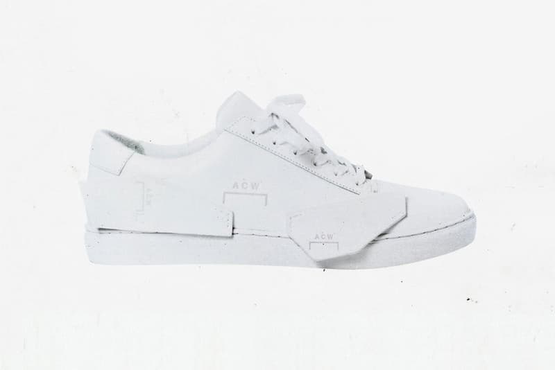 A-COLD-WALL* がブランド史上初のオリジナルスニーカーを発表 コートタイプのスニーカーをインダストリアルに再解釈したクリーンかつ立体感のある一足が誕生 ロンドンに拠点を置く〈A-COLD-WALL*（ア・コールド・ウォール）〉は、あのVirgil Abloh（ヴァージル・アブロー）も厚い信頼を置くSamuel Ross（サミュエル・ロス）のインダストリアルな世界観が高く評価され、今年の「LVMH Prize」でもファイナリストに選出。そして、ロンドンファッションウィークでは奇想天外な演出で会場の度肝を抜いた。  すでにお気付きの方も多いかと思うが、そのランウェイにおいて、Samuelはブランド史上初のオリジナルスニーカーを発表。過去に〈Nike（ナイキ）〉とのコラボレーションを展開してきた〈A-COLD-WALL*〉だが、“Shard Low”と名付けられたシルエットはStan Smithなどに代表されるコートモデルを再解釈し、カーフレザーで構成された立体感のあるアッパーに〈ACW〉のロゴをエンボスしている。  イタリア製の本作は、240ドル（26,500円）前後での販売になる見込み。2019年春夏の立ち上げ時期を見計らい、SRからのアップデートに期待したい。  あわせて、スタイリストのBloody Osiris（ブラッディ・オシリス）が着用していた〈Off-White™（オフホワイト）〉と〈Nike（ナイキ）〉による未発売/初見のBlazerもチェックしておくべし。