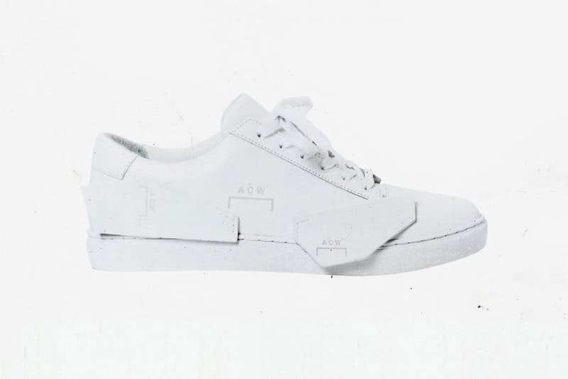 A-COLD-WALL* がブランド史上初のオリジナルスニーカーを発表 コートタイプのスニーカーをインダストリアルに再解釈したクリーンかつ立体感のある一足が誕生 ロンドンに拠点を置く〈A-COLD-WALL*(ア・コールド・ウォール)〉は、あのVirgil Abloh(ヴァージル・アブロー)も厚い信頼を置くSamuel Ross(サミュエル・ロス)のインダストリアルな世界観が高く評価され、今年の「LVMH Prize」でもファイナリストに選出。そして、ロンドンファッションウィークでは奇想天外な演出で会場の度肝を抜いた。 すでにお気付きの方も多いかと思うが、そのランウェイにおいて、Samuelはブランド史上初のオリジナルスニーカーを発表。過去に〈Nike(ナイキ)〉とのコラボレーションを展開してきた〈A-COLD-WALL*〉だが、“Shard Low”と名付けられたシルエットはStan Smithなどに代表されるコートモデルを再解釈し、カーフレザーで構成された立体感のあるアッパーに〈ACW〉のロゴをエンボスしている。 イタリア製の本作は、240ドル(26,500円)前後での販売になる見込み。2019年春夏の立ち上げ時期を見計らい、SRからのアップデートに期待したい。 あわせて、スタイリストのBloody Osiris(ブラッディ・オシリス)が着用していた〈Off-White™(オフホワイト)〉と〈Nike(ナイキ)〉による未発売/初見のBlazerもチェックしておくべし。