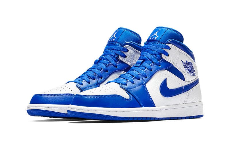 Jordan Brand が Air Jordan 1 Mid “Hyper Royal” にマイナーチェンジを施す 爽やかなコントラストが気持ち良いブルー/ホワイトのAJ1がまもなく発売 〈Nike（ナイキ）〉におけるAir Jordan 1の存在は、他のどのスニーカーにも代え難いものがある。Virgil Abloh（ヴァージル・アブロー）の“The Ten”により、誰しもが崇める孤高のモデルには新たな価値観が付与されたが、それでもMichael Jordan（マイケル・ジョーダン）の衝撃とともに誕生した王道のシルエットの美しさに敵うものはないだろう。  そのAJ1から“Hyper Royal”のカラーパターンにマイナーチェンジを施した新色が登場。ミッドソール、サイドパネル、トゥボックスなどにはクリーンなホワイトを、そしてスウッシュやAir Jordanロゴ、アウトソールには発色の良いブルーを採用した本作は、名作と同様のカラーパレットが生み出す爽やかなコントラストによって、ヘッズたちの購買意欲を駆り立てる装いに仕上がっている。  こちらのAir Jordan 1 Mid “Hyper Royal”は、まもなく『NIKE.COM』にデリバリー予定とのことなので、アップデートをお見逃しなく。  あわせて、ニューヨークの著名カスタマイザー、Ceeze（シーズ）が製作した〈Louis Vuitton（ルイ・ヴィトン）〉のダミエを纏うAJ1もチェックしてみてはいかがだろうか。