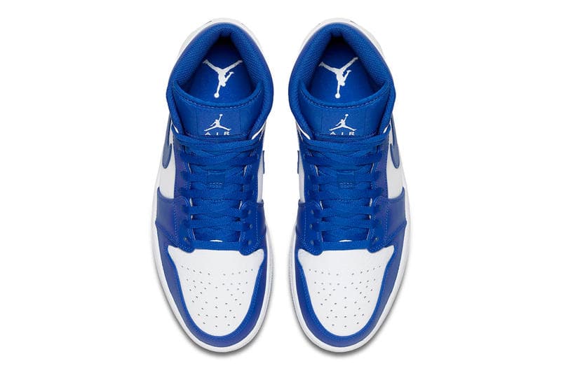 Jordan Brand が Air Jordan 1 Mid “Hyper Royal” にマイナーチェンジを施す 爽やかなコントラストが気持ち良いブルー/ホワイトのAJ1がまもなく発売 〈Nike（ナイキ）〉におけるAir Jordan 1の存在は、他のどのスニーカーにも代え難いものがある。Virgil Abloh（ヴァージル・アブロー）の“The Ten”により、誰しもが崇める孤高のモデルには新たな価値観が付与されたが、それでもMichael Jordan（マイケル・ジョーダン）の衝撃とともに誕生した王道のシルエットの美しさに敵うものはないだろう。  そのAJ1から“Hyper Royal”のカラーパターンにマイナーチェンジを施した新色が登場。ミッドソール、サイドパネル、トゥボックスなどにはクリーンなホワイトを、そしてスウッシュやAir Jordanロゴ、アウトソールには発色の良いブルーを採用した本作は、名作と同様のカラーパレットが生み出す爽やかなコントラストによって、ヘッズたちの購買意欲を駆り立てる装いに仕上がっている。  こちらのAir Jordan 1 Mid “Hyper Royal”は、まもなく『NIKE.COM』にデリバリー予定とのことなので、アップデートをお見逃しなく。  あわせて、ニューヨークの著名カスタマイザー、Ceeze（シーズ）が製作した〈Louis Vuitton（ルイ・ヴィトン）〉のダミエを纏うAJ1もチェックしてみてはいかがだろうか。