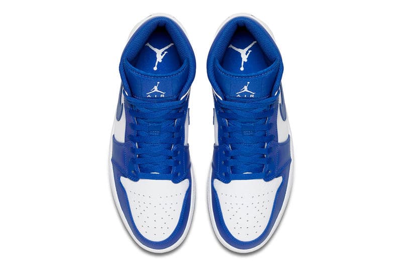 Jordan Brand が Air Jordan 1 Mid “Hyper Royal” にマイナーチェンジを施す 爽やかなコントラストが気持ち良いブルー/ホワイトのAJ1がまもなく発売 〈Nike(ナイキ)〉におけるAir Jordan 1の存在は、他のどのスニーカーにも代え難いものがある。Virgil Abloh(ヴァージル・アブロー)の“The Ten”により、誰しもが崇める孤高のモデルには新たな価値観が付与されたが、それでもMichael Jordan(マイケル・ジョーダン)の衝撃とともに誕生した王道のシルエットの美しさに敵うものはないだろう。 そのAJ1から“Hyper Royal”のカラーパターンにマイナーチェンジを施した新色が登場。ミッドソール、サイドパネル、トゥボックスなどにはクリーンなホワイトを、そしてスウッシュやAir Jordanロゴ、アウトソールには発色の良いブルーを採用した本作は、名作と同様のカラーパレットが生み出す爽やかなコントラストによって、ヘッズたちの購買意欲を駆り立てる装いに仕上がっている。 こちらのAir Jordan 1 Mid “Hyper Royal”は、まもなく『NIKE.COM』にデリバリー予定とのことなので、アップデートをお見逃しなく。 あわせて、ニューヨークの著名カスタマイザー、Ceeze(シーズ)が製作した〈Louis Vuitton(ルイ・ヴィトン)〉のダミエを纏うAJ1もチェックしてみてはいかがだろうか。