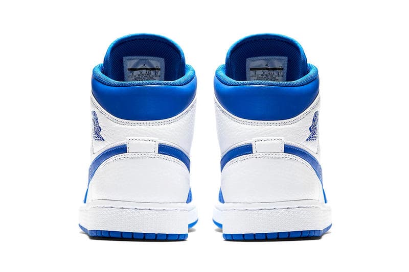 Jordan Brand が Air Jordan 1 Mid “Hyper Royal” にマイナーチェンジを施す 爽やかなコントラストが気持ち良いブルー/ホワイトのAJ1がまもなく発売 〈Nike（ナイキ）〉におけるAir Jordan 1の存在は、他のどのスニーカーにも代え難いものがある。Virgil Abloh（ヴァージル・アブロー）の“The Ten”により、誰しもが崇める孤高のモデルには新たな価値観が付与されたが、それでもMichael Jordan（マイケル・ジョーダン）の衝撃とともに誕生した王道のシルエットの美しさに敵うものはないだろう。  そのAJ1から“Hyper Royal”のカラーパターンにマイナーチェンジを施した新色が登場。ミッドソール、サイドパネル、トゥボックスなどにはクリーンなホワイトを、そしてスウッシュやAir Jordanロゴ、アウトソールには発色の良いブルーを採用した本作は、名作と同様のカラーパレットが生み出す爽やかなコントラストによって、ヘッズたちの購買意欲を駆り立てる装いに仕上がっている。  こちらのAir Jordan 1 Mid “Hyper Royal”は、まもなく『NIKE.COM』にデリバリー予定とのことなので、アップデートをお見逃しなく。  あわせて、ニューヨークの著名カスタマイザー、Ceeze（シーズ）が製作した〈Louis Vuitton（ルイ・ヴィトン）〉のダミエを纏うAJ1もチェックしてみてはいかがだろうか。