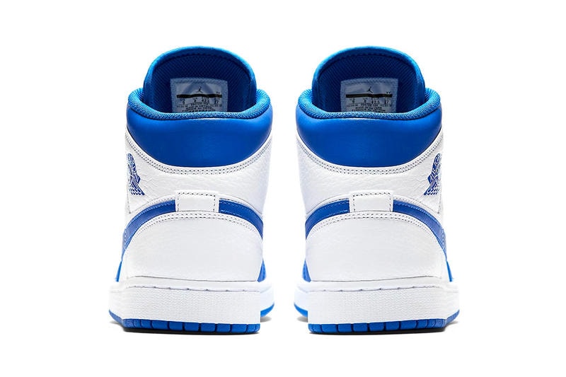 Jordan Brand が Air Jordan 1 Mid “Hyper Royal” にマイナーチェンジを施す 爽やかなコントラストが気持ち良いブルー/ホワイトのAJ1がまもなく発売 〈Nike（ナイキ）〉におけるAir Jordan 1の存在は、他のどのスニーカーにも代え難いものがある。Virgil Abloh（ヴァージル・アブロー）の“The Ten”により、誰しもが崇める孤高のモデルには新たな価値観が付与されたが、それでもMichael Jordan（マイケル・ジョーダン）の衝撃とともに誕生した王道のシルエットの美しさに敵うものはないだろう。  そのAJ1から“Hyper Royal”のカラーパターンにマイナーチェンジを施した新色が登場。ミッドソール、サイドパネル、トゥボックスなどにはクリーンなホワイトを、そしてスウッシュやAir Jordanロゴ、アウトソールには発色の良いブルーを採用した本作は、名作と同様のカラーパレットが生み出す爽やかなコントラストによって、ヘッズたちの購買意欲を駆り立てる装いに仕上がっている。  こちらのAir Jordan 1 Mid “Hyper Royal”は、まもなく『NIKE.COM』にデリバリー予定とのことなので、アップデートをお見逃しなく。  あわせて、ニューヨークの著名カスタマイザー、Ceeze（シーズ）が製作した〈Louis Vuitton（ルイ・ヴィトン）〉のダミエを纏うAJ1もチェックしてみてはいかがだろうか。