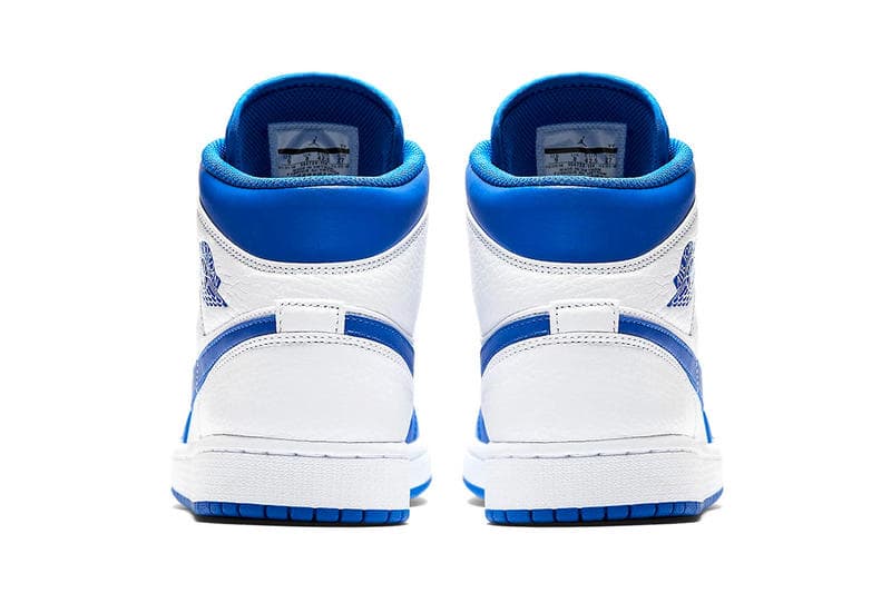 Jordan Brand が Air Jordan 1 Mid “Hyper Royal” にマイナーチェンジを施す 爽やかなコントラストが気持ち良いブルー/ホワイトのAJ1がまもなく発売 〈Nike(ナイキ)〉におけるAir Jordan 1の存在は、他のどのスニーカーにも代え難いものがある。Virgil Abloh(ヴァージル・アブロー)の“The Ten”により、誰しもが崇める孤高のモデルには新たな価値観が付与されたが、それでもMichael Jordan(マイケル・ジョーダン)の衝撃とともに誕生した王道のシルエットの美しさに敵うものはないだろう。 そのAJ1から“Hyper Royal”のカラーパターンにマイナーチェンジを施した新色が登場。ミッドソール、サイドパネル、トゥボックスなどにはクリーンなホワイトを、そしてスウッシュやAir Jordanロゴ、アウトソールには発色の良いブルーを採用した本作は、名作と同様のカラーパレットが生み出す爽やかなコントラストによって、ヘッズたちの購買意欲を駆り立てる装いに仕上がっている。 こちらのAir Jordan 1 Mid “Hyper Royal”は、まもなく『NIKE.COM』にデリバリー予定とのことなので、アップデートをお見逃しなく。 あわせて、ニューヨークの著名カスタマイザー、Ceeze(シーズ)が製作した〈Louis Vuitton(ルイ・ヴィトン)〉のダミエを纏うAJ1もチェックしてみてはいかがだろうか。