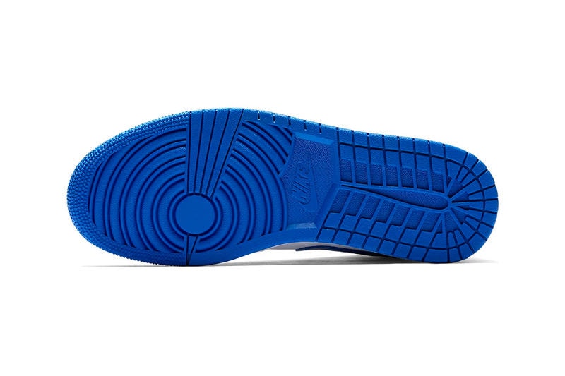 Jordan Brand が Air Jordan 1 Mid “Hyper Royal” にマイナーチェンジを施す 爽やかなコントラストが気持ち良いブルー/ホワイトのAJ1がまもなく発売 〈Nike（ナイキ）〉におけるAir Jordan 1の存在は、他のどのスニーカーにも代え難いものがある。Virgil Abloh（ヴァージル・アブロー）の“The Ten”により、誰しもが崇める孤高のモデルには新たな価値観が付与されたが、それでもMichael Jordan（マイケル・ジョーダン）の衝撃とともに誕生した王道のシルエットの美しさに敵うものはないだろう。  そのAJ1から“Hyper Royal”のカラーパターンにマイナーチェンジを施した新色が登場。ミッドソール、サイドパネル、トゥボックスなどにはクリーンなホワイトを、そしてスウッシュやAir Jordanロゴ、アウトソールには発色の良いブルーを採用した本作は、名作と同様のカラーパレットが生み出す爽やかなコントラストによって、ヘッズたちの購買意欲を駆り立てる装いに仕上がっている。  こちらのAir Jordan 1 Mid “Hyper Royal”は、まもなく『NIKE.COM』にデリバリー予定とのことなので、アップデートをお見逃しなく。  あわせて、ニューヨークの著名カスタマイザー、Ceeze（シーズ）が製作した〈Louis Vuitton（ルイ・ヴィトン）〉のダミエを纏うAJ1もチェックしてみてはいかがだろうか。