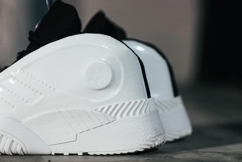 アメリカへの愛を表現した Alexander Wang の最新コレクションの舞台裏に潜入 『MTV』が一斉を風靡した2000年初頭を着想源に、ファッションの震源地であるアメリカが長い歴史で築き上げてきたスタイルの全てを凝縮 シンプルに“COLLECTION 1”というタイトルを掲げ、マンハッタンのハーバーサイド『Pier 19』で開催された〈Alexander Wang（アレキサンダー・ワン）〉の最新ランウェイは、Wangが想うアメリカンドリームと移民としてのルーツを表現したものだった。記録的大ヒットを記録したChildish Gambino（チャイルディッシュ・ガンビーノ）の“This is America”をクロージングソングに採用したショーは、Wangの「移民としてのルーツを持つアメリカ人のプライド」が来場に直に伝わったことだろう。だが、このコレクション自体は、何一つ混じり気のないアメリカ人らしさを称賛するものだったのである。  巨大な正方形の空間にそれと相反するヘヴィメタルのサウンドトラックが響きわたった今回のランウェイは、1980〜90年代の『MTV』や『Times Square』に訪れた観光客の服装など、現代アメリカファッションの原型を色濃く反映している。コレクションの根幹をなすクロップドパンツ、ローライダージーンズ、ケミカルなビブス、頭に巻かれたバンダナは、2000年の「MTV Video Music Awards」に登場したJennifer Lopez（ジェニファー・ロペス）がインスピレーションソース。また、〈adidas（アディダス）〉とのコラボレーションシューズはCrazy 97 EQT Elevationをベースのシルエットに採用しているほか、サングランスと米国への愛国心を感じさせるフェイスペイントも“COLLECTION 1”を象徴するものだった。その他にもオーバーサイズのジャージ、シルエットを誇張したレザージャケット、多様多種なレザーベルト、オンブレシャツ＆ショーツ、ペイズリープリントのボタンアップなど、コレクション全体をレッド/ブラックで統一した〈AW〉の最新コレクションは、ファッションの震源地としてアメリカが築き上げてきたものを凝縮していると言っても過言ではないだろう。  『HYPEBEAST』はそんな“COLLECTION 1”のバックステージに潜入することに成功。是非、ランウェイルックでは確認できないアパレルのディテールなどを上のフォトギャラリーからチェックしてみてほしい。  あわせて、先日デリバリーが完了した〈adidas Originals by Alexander Wang（アディダス オリジナルス バイ アレキサンダー ワン）〉の最新アイテム一覧もお見逃しなく。 HYPEBEAST