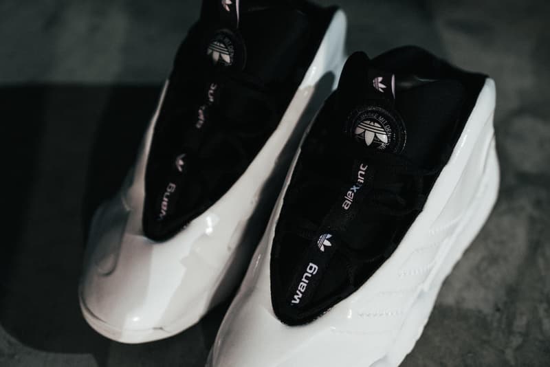 アメリカへの愛を表現した Alexander Wang の最新コレクションの舞台裏に潜入 『MTV』が一斉を風靡した2000年初頭を着想源に、ファッションの震源地であるアメリカが長い歴史で築き上げてきたスタイルの全てを凝縮 シンプルに“COLLECTION 1”というタイトルを掲げ、マンハッタンのハーバーサイド『Pier 19』で開催された〈Alexander Wang（アレキサンダー・ワン）〉の最新ランウェイは、Wangが想うアメリカンドリームと移民としてのルーツを表現したものだった。記録的大ヒットを記録したChildish Gambino（チャイルディッシュ・ガンビーノ）の“This is America”をクロージングソングに採用したショーは、Wangの「移民としてのルーツを持つアメリカ人のプライド」が来場に直に伝わったことだろう。だが、このコレクション自体は、何一つ混じり気のないアメリカ人らしさを称賛するものだったのである。  巨大な正方形の空間にそれと相反するヘヴィメタルのサウンドトラックが響きわたった今回のランウェイは、1980〜90年代の『MTV』や『Times Square』に訪れた観光客の服装など、現代アメリカファッションの原型を色濃く反映している。コレクションの根幹をなすクロップドパンツ、ローライダージーンズ、ケミカルなビブス、頭に巻かれたバンダナは、2000年の「MTV Video Music Awards」に登場したJennifer Lopez（ジェニファー・ロペス）がインスピレーションソース。また、〈adidas（アディダス）〉とのコラボレーションシューズはCrazy 97 EQT Elevationをベースのシルエットに採用しているほか、サングランスと米国への愛国心を感じさせるフェイスペイントも“COLLECTION 1”を象徴するものだった。その他にもオーバーサイズのジャージ、シルエットを誇張したレザージャケット、多様多種なレザーベルト、オンブレシャツ＆ショーツ、ペイズリープリントのボタンアップなど、コレクション全体をレッド/ブラックで統一した〈AW〉の最新コレクションは、ファッションの震源地としてアメリカが築き上げてきたものを凝縮していると言っても過言ではないだろう。  『HYPEBEAST』はそんな“COLLECTION 1”のバックステージに潜入することに成功。是非、ランウェイルックでは確認できないアパレルのディテールなどを上のフォトギャラリーからチェックしてみてほしい。  あわせて、先日デリバリーが完了した〈adidas Originals by Alexander Wang（アディダス オリジナルス バイ アレキサンダー ワン）〉の最新アイテム一覧もお見逃しなく。 HYPEBEAST