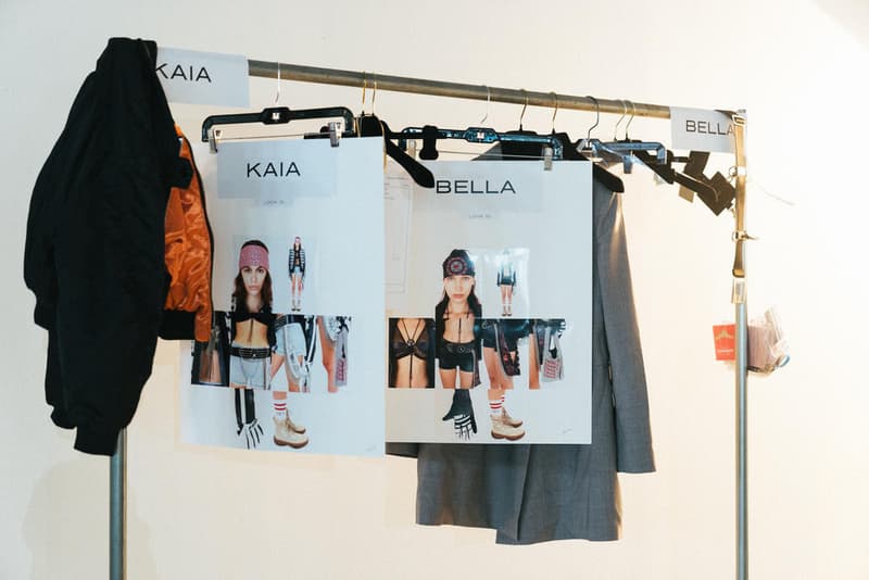 アメリカへの愛を表現した Alexander Wang の最新コレクションの舞台裏に潜入 『MTV』が一斉を風靡した2000年初頭を着想源に、ファッションの震源地であるアメリカが長い歴史で築き上げてきたスタイルの全てを凝縮 シンプルに“COLLECTION 1”というタイトルを掲げ、マンハッタンのハーバーサイド『Pier 19』で開催された〈Alexander Wang（アレキサンダー・ワン）〉の最新ランウェイは、Wangが想うアメリカンドリームと移民としてのルーツを表現したものだった。記録的大ヒットを記録したChildish Gambino（チャイルディッシュ・ガンビーノ）の“This is America”をクロージングソングに採用したショーは、Wangの「移民としてのルーツを持つアメリカ人のプライド」が来場に直に伝わったことだろう。だが、このコレクション自体は、何一つ混じり気のないアメリカ人らしさを称賛するものだったのである。  巨大な正方形の空間にそれと相反するヘヴィメタルのサウンドトラックが響きわたった今回のランウェイは、1980〜90年代の『MTV』や『Times Square』に訪れた観光客の服装など、現代アメリカファッションの原型を色濃く反映している。コレクションの根幹をなすクロップドパンツ、ローライダージーンズ、ケミカルなビブス、頭に巻かれたバンダナは、2000年の「MTV Video Music Awards」に登場したJennifer Lopez（ジェニファー・ロペス）がインスピレーションソース。また、〈adidas（アディダス）〉とのコラボレーションシューズはCrazy 97 EQT Elevationをベースのシルエットに採用しているほか、サングランスと米国への愛国心を感じさせるフェイスペイントも“COLLECTION 1”を象徴するものだった。その他にもオーバーサイズのジャージ、シルエットを誇張したレザージャケット、多様多種なレザーベルト、オンブレシャツ＆ショーツ、ペイズリープリントのボタンアップなど、コレクション全体をレッド/ブラックで統一した〈AW〉の最新コレクションは、ファッションの震源地としてアメリカが築き上げてきたものを凝縮していると言っても過言ではないだろう。  『HYPEBEAST』はそんな“COLLECTION 1”のバックステージに潜入することに成功。是非、ランウェイルックでは確認できないアパレルのディテールなどを上のフォトギャラリーからチェックしてみてほしい。  あわせて、先日デリバリーが完了した〈adidas Originals by Alexander Wang（アディダス オリジナルス バイ アレキサンダー ワン）〉の最新アイテム一覧もお見逃しなく。 HYPEBEAST