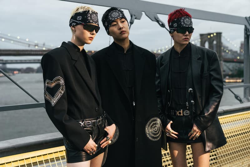 アメリカへの愛を表現した Alexander Wang の最新コレクションの舞台裏に潜入 『MTV』が一斉を風靡した2000年初頭を着想源に、ファッションの震源地であるアメリカが長い歴史で築き上げてきたスタイルの全てを凝縮 シンプルに“COLLECTION 1”というタイトルを掲げ、マンハッタンのハーバーサイド『Pier 19』で開催された〈Alexander Wang（アレキサンダー・ワン）〉の最新ランウェイは、Wangが想うアメリカンドリームと移民としてのルーツを表現したものだった。記録的大ヒットを記録したChildish Gambino（チャイルディッシュ・ガンビーノ）の“This is America”をクロージングソングに採用したショーは、Wangの「移民としてのルーツを持つアメリカ人のプライド」が来場に直に伝わったことだろう。だが、このコレクション自体は、何一つ混じり気のないアメリカ人らしさを称賛するものだったのである。  巨大な正方形の空間にそれと相反するヘヴィメタルのサウンドトラックが響きわたった今回のランウェイは、1980〜90年代の『MTV』や『Times Square』に訪れた観光客の服装など、現代アメリカファッションの原型を色濃く反映している。コレクションの根幹をなすクロップドパンツ、ローライダージーンズ、ケミカルなビブス、頭に巻かれたバンダナは、2000年の「MTV Video Music Awards」に登場したJennifer Lopez（ジェニファー・ロペス）がインスピレーションソース。また、〈adidas（アディダス）〉とのコラボレーションシューズはCrazy 97 EQT Elevationをベースのシルエットに採用しているほか、サングランスと米国への愛国心を感じさせるフェイスペイントも“COLLECTION 1”を象徴するものだった。その他にもオーバーサイズのジャージ、シルエットを誇張したレザージャケット、多様多種なレザーベルト、オンブレシャツ＆ショーツ、ペイズリープリントのボタンアップなど、コレクション全体をレッド/ブラックで統一した〈AW〉の最新コレクションは、ファッションの震源地としてアメリカが築き上げてきたものを凝縮していると言っても過言ではないだろう。  『HYPEBEAST』はそんな“COLLECTION 1”のバックステージに潜入することに成功。是非、ランウェイルックでは確認できないアパレルのディテールなどを上のフォトギャラリーからチェックしてみてほしい。  あわせて、先日デリバリーが完了した〈adidas Originals by Alexander Wang（アディダス オリジナルス バイ アレキサンダー ワン）〉の最新アイテム一覧もお見逃しなく。 HYPEBEAST