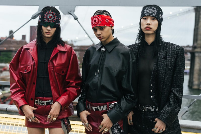 アメリカへの愛を表現した Alexander Wang の最新コレクションの舞台裏に潜入 『MTV』が一斉を風靡した2000年初頭を着想源に、ファッションの震源地であるアメリカが長い歴史で築き上げてきたスタイルの全てを凝縮 シンプルに“COLLECTION 1”というタイトルを掲げ、マンハッタンのハーバーサイド『Pier 19』で開催された〈Alexander Wang（アレキサンダー・ワン）〉の最新ランウェイは、Wangが想うアメリカンドリームと移民としてのルーツを表現したものだった。記録的大ヒットを記録したChildish Gambino（チャイルディッシュ・ガンビーノ）の“This is America”をクロージングソングに採用したショーは、Wangの「移民としてのルーツを持つアメリカ人のプライド」が来場に直に伝わったことだろう。だが、このコレクション自体は、何一つ混じり気のないアメリカ人らしさを称賛するものだったのである。  巨大な正方形の空間にそれと相反するヘヴィメタルのサウンドトラックが響きわたった今回のランウェイは、1980〜90年代の『MTV』や『Times Square』に訪れた観光客の服装など、現代アメリカファッションの原型を色濃く反映している。コレクションの根幹をなすクロップドパンツ、ローライダージーンズ、ケミカルなビブス、頭に巻かれたバンダナは、2000年の「MTV Video Music Awards」に登場したJennifer Lopez（ジェニファー・ロペス）がインスピレーションソース。また、〈adidas（アディダス）〉とのコラボレーションシューズはCrazy 97 EQT Elevationをベースのシルエットに採用しているほか、サングランスと米国への愛国心を感じさせるフェイスペイントも“COLLECTION 1”を象徴するものだった。その他にもオーバーサイズのジャージ、シルエットを誇張したレザージャケット、多様多種なレザーベルト、オンブレシャツ＆ショーツ、ペイズリープリントのボタンアップなど、コレクション全体をレッド/ブラックで統一した〈AW〉の最新コレクションは、ファッションの震源地としてアメリカが築き上げてきたものを凝縮していると言っても過言ではないだろう。  『HYPEBEAST』はそんな“COLLECTION 1”のバックステージに潜入することに成功。是非、ランウェイルックでは確認できないアパレルのディテールなどを上のフォトギャラリーからチェックしてみてほしい。  あわせて、先日デリバリーが完了した〈adidas Originals by Alexander Wang（アディダス オリジナルス バイ アレキサンダー ワン）〉の最新アイテム一覧もお見逃しなく。 HYPEBEAST