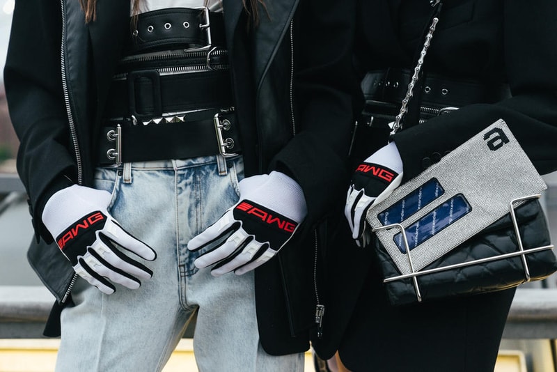 アメリカへの愛を表現した Alexander Wang の最新コレクションの舞台裏に潜入 『MTV』が一斉を風靡した2000年初頭を着想源に、ファッションの震源地であるアメリカが長い歴史で築き上げてきたスタイルの全てを凝縮 シンプルに“COLLECTION 1”というタイトルを掲げ、マンハッタンのハーバーサイド『Pier 19』で開催された〈Alexander Wang（アレキサンダー・ワン）〉の最新ランウェイは、Wangが想うアメリカンドリームと移民としてのルーツを表現したものだった。記録的大ヒットを記録したChildish Gambino（チャイルディッシュ・ガンビーノ）の“This is America”をクロージングソングに採用したショーは、Wangの「移民としてのルーツを持つアメリカ人のプライド」が来場に直に伝わったことだろう。だが、このコレクション自体は、何一つ混じり気のないアメリカ人らしさを称賛するものだったのである。  巨大な正方形の空間にそれと相反するヘヴィメタルのサウンドトラックが響きわたった今回のランウェイは、1980〜90年代の『MTV』や『Times Square』に訪れた観光客の服装など、現代アメリカファッションの原型を色濃く反映している。コレクションの根幹をなすクロップドパンツ、ローライダージーンズ、ケミカルなビブス、頭に巻かれたバンダナは、2000年の「MTV Video Music Awards」に登場したJennifer Lopez（ジェニファー・ロペス）がインスピレーションソース。また、〈adidas（アディダス）〉とのコラボレーションシューズはCrazy 97 EQT Elevationをベースのシルエットに採用しているほか、サングランスと米国への愛国心を感じさせるフェイスペイントも“COLLECTION 1”を象徴するものだった。その他にもオーバーサイズのジャージ、シルエットを誇張したレザージャケット、多様多種なレザーベルト、オンブレシャツ＆ショーツ、ペイズリープリントのボタンアップなど、コレクション全体をレッド/ブラックで統一した〈AW〉の最新コレクションは、ファッションの震源地としてアメリカが築き上げてきたものを凝縮していると言っても過言ではないだろう。  『HYPEBEAST』はそんな“COLLECTION 1”のバックステージに潜入することに成功。是非、ランウェイルックでは確認できないアパレルのディテールなどを上のフォトギャラリーからチェックしてみてほしい。  あわせて、先日デリバリーが完了した〈adidas Originals by Alexander Wang（アディダス オリジナルス バイ アレキサンダー ワン）〉の最新アイテム一覧もお見逃しなく。 HYPEBEAST