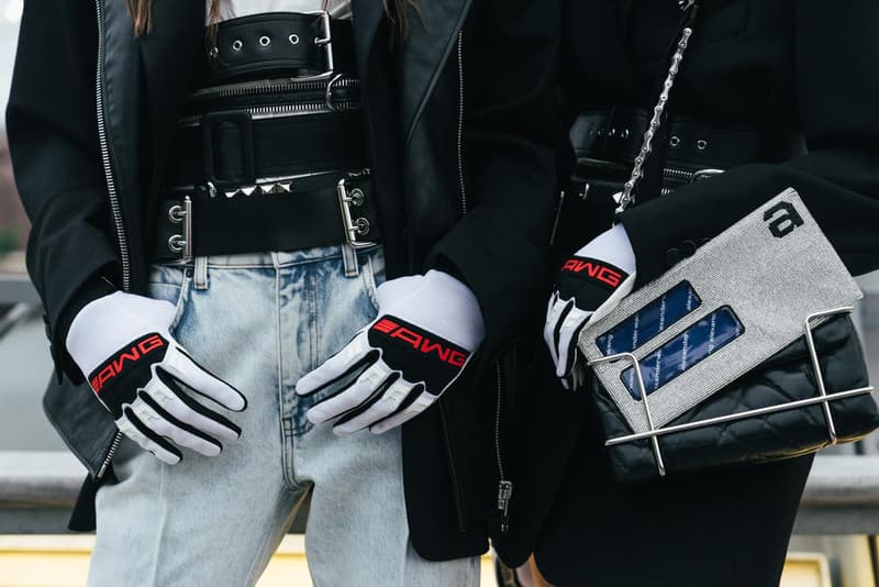 アメリカへの愛を表現した Alexander Wang の最新コレクションの舞台裏に潜入 『MTV』が一斉を風靡した2000年初頭を着想源に、ファッションの震源地であるアメリカが長い歴史で築き上げてきたスタイルの全てを凝縮 シンプルに“COLLECTION 1”というタイトルを掲げ、マンハッタンのハーバーサイド『Pier 19』で開催された〈Alexander Wang(アレキサンダー・ワン)〉の最新ランウェイは、Wangが想うアメリカンドリームと移民としてのルーツを表現したものだった。記録的大ヒットを記録したChildish Gambino(チャイルディッシュ・ガンビーノ)の“This is America”をクロージングソングに採用したショーは、Wangの「移民としてのルーツを持つアメリカ人のプライド」が来場に直に伝わったことだろう。だが、このコレクション自体は、何一つ混じり気のないアメリカ人らしさを称賛するものだったのである。 巨大な正方形の空間にそれと相反するヘヴィメタルのサウンドトラックが響きわたった今回のランウェイは、1980〜90年代の『MTV』や『Times Square』に訪れた観光客の服装など、現代アメリカファッションの原型を色濃く反映している。コレクションの根幹をなすクロップドパンツ、ローライダージーンズ、ケミカルなビブス、頭に巻かれたバンダナは、2000年の「MTV Video Music Awards」に登場したJennifer Lopez(ジェニファー・ロペス)がインスピレーションソース。また、〈adidas(アディダス)〉とのコラボレーションシューズはCrazy 97 EQT Elevationをベースのシルエットに採用しているほか、サングランスと米国への愛国心を感じさせるフェイスペイントも“COLLECTION 1”を象徴するものだった。その他にもオーバーサイズのジャージ、シルエットを誇張したレザージャケット、多様多種なレザーベルト、オンブレシャツ&ショーツ、ペイズリープリントのボタンアップなど、コレクション全体をレッド/ブラックで統一した〈AW〉の最新コレクションは、ファッションの震源地としてアメリカが築き上げてきたものを凝縮していると言っても過言ではないだろう。 『HYPEBEAST』はそんな“COLLECTION 1”のバックステージに潜入することに成功。是非、ランウェイルックでは確認できないアパレルのディテールなどを上のフォトギャラリーからチェックしてみてほしい。 あわせて、先日デリバリーが完了した〈adidas Originals by Alexander Wang(アディダス オリジナルス バイ アレキサンダー ワン)〉の最新アイテム一覧もお見逃しなく。 HYPEBEAST
