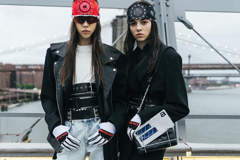 アメリカへの愛を表現した Alexander Wang の最新コレクションの舞台裏に潜入 『MTV』が一斉を風靡した2000年初頭を着想源に、ファッションの震源地であるアメリカが長い歴史で築き上げてきたスタイルの全てを凝縮 シンプルに“COLLECTION 1”というタイトルを掲げ、マンハッタンのハーバーサイド『Pier 19』で開催された〈Alexander Wang(アレキサンダー・ワン)〉の最新ランウェイは、Wangが想うアメリカンドリームと移民としてのルーツを表現したものだった。記録的大ヒットを記録したChildish Gambino(チャイルディッシュ・ガンビーノ)の“This is America”をクロージングソングに採用したショーは、Wangの「移民としてのルーツを持つアメリカ人のプライド」が来場に直に伝わったことだろう。だが、このコレクション自体は、何一つ混じり気のないアメリカ人らしさを称賛するものだったのである。 巨大な正方形の空間にそれと相反するヘヴィメタルのサウンドトラックが響きわたった今回のランウェイは、1980〜90年代の『MTV』や『Times Square』に訪れた観光客の服装など、現代アメリカファッションの原型を色濃く反映している。コレクションの根幹をなすクロップドパンツ、ローライダージーンズ、ケミカルなビブス、頭に巻かれたバンダナは、2000年の「MTV Video Music Awards」に登場したJennifer Lopez(ジェニファー・ロペス)がインスピレーションソース。また、〈adidas(アディダス)〉とのコラボレーションシューズはCrazy 97 EQT Elevationをベースのシルエットに採用しているほか、サングランスと米国への愛国心を感じさせるフェイスペイントも“COLLECTION 1”を象徴するものだった。その他にもオーバーサイズのジャージ、シルエットを誇張したレザージャケット、多様多種なレザーベルト、オンブレシャツ&ショーツ、ペイズリープリントのボタンアップなど、コレクション全体をレッド/ブラックで統一した〈AW〉の最新コレクションは、ファッションの震源地としてアメリカが築き上げてきたものを凝縮していると言っても過言ではないだろう。 『HYPEBEAST』はそんな“COLLECTION 1”のバックステージに潜入することに成功。是非、ランウェイルックでは確認できないアパレルのディテールなどを上のフォトギャラリーからチェックしてみてほしい。 あわせて、先日デリバリーが完了した〈adidas Originals by Alexander Wang(アディダス オリジナルス バイ アレキサンダー ワン)〉の最新アイテム一覧もお見逃しなく。 HYPEBEAST