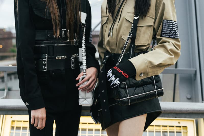 アメリカへの愛を表現した Alexander Wang の最新コレクションの舞台裏に潜入 『MTV』が一斉を風靡した2000年初頭を着想源に、ファッションの震源地であるアメリカが長い歴史で築き上げてきたスタイルの全てを凝縮 シンプルに“COLLECTION 1”というタイトルを掲げ、マンハッタンのハーバーサイド『Pier 19』で開催された〈Alexander Wang(アレキサンダー・ワン)〉の最新ランウェイは、Wangが想うアメリカンドリームと移民としてのルーツを表現したものだった。記録的大ヒットを記録したChildish Gambino(チャイルディッシュ・ガンビーノ)の“This is America”をクロージングソングに採用したショーは、Wangの「移民としてのルーツを持つアメリカ人のプライド」が来場に直に伝わったことだろう。だが、このコレクション自体は、何一つ混じり気のないアメリカ人らしさを称賛するものだったのである。 巨大な正方形の空間にそれと相反するヘヴィメタルのサウンドトラックが響きわたった今回のランウェイは、1980〜90年代の『MTV』や『Times Square』に訪れた観光客の服装など、現代アメリカファッションの原型を色濃く反映している。コレクションの根幹をなすクロップドパンツ、ローライダージーンズ、ケミカルなビブス、頭に巻かれたバンダナは、2000年の「MTV Video Music Awards」に登場したJennifer Lopez(ジェニファー・ロペス)がインスピレーションソース。また、〈adidas(アディダス)〉とのコラボレーションシューズはCrazy 97 EQT Elevationをベースのシルエットに採用しているほか、サングランスと米国への愛国心を感じさせるフェイスペイントも“COLLECTION 1”を象徴するものだった。その他にもオーバーサイズのジャージ、シルエットを誇張したレザージャケット、多様多種なレザーベルト、オンブレシャツ&ショーツ、ペイズリープリントのボタンアップなど、コレクション全体をレッド/ブラックで統一した〈AW〉の最新コレクションは、ファッションの震源地としてアメリカが築き上げてきたものを凝縮していると言っても過言ではないだろう。 『HYPEBEAST』はそんな“COLLECTION 1”のバックステージに潜入することに成功。是非、ランウェイルックでは確認できないアパレルのディテールなどを上のフォトギャラリーからチェックしてみてほしい。 あわせて、先日デリバリーが完了した〈adidas Originals by Alexander Wang(アディダス オリジナルス バイ アレキサンダー ワン)〉の最新アイテム一覧もお見逃しなく。 HYPEBEAST