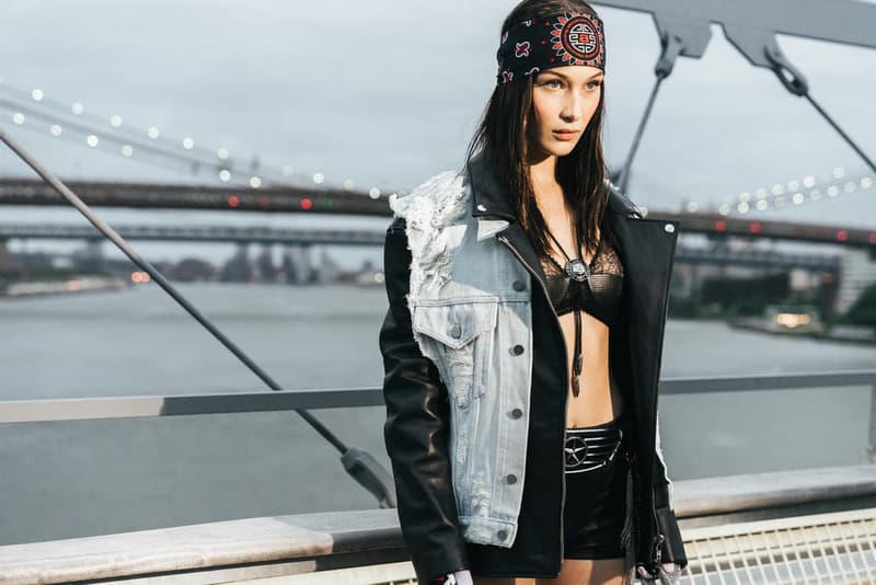 アメリカへの愛を表現した Alexander Wang の最新コレクションの舞台裏に潜入 『MTV』が一斉を風靡した2000年初頭を着想源に、ファッションの震源地であるアメリカが長い歴史で築き上げてきたスタイルの全てを凝縮 シンプルに“COLLECTION 1”というタイトルを掲げ、マンハッタンのハーバーサイド『Pier 19』で開催された〈Alexander Wang（アレキサンダー・ワン）〉の最新ランウェイは、Wangが想うアメリカンドリームと移民としてのルーツを表現したものだった。記録的大ヒットを記録したChildish Gambino（チャイルディッシュ・ガンビーノ）の“This is America”をクロージングソングに採用したショーは、Wangの「移民としてのルーツを持つアメリカ人のプライド」が来場に直に伝わったことだろう。だが、このコレクション自体は、何一つ混じり気のないアメリカ人らしさを称賛するものだったのである。  巨大な正方形の空間にそれと相反するヘヴィメタルのサウンドトラックが響きわたった今回のランウェイは、1980〜90年代の『MTV』や『Times Square』に訪れた観光客の服装など、現代アメリカファッションの原型を色濃く反映している。コレクションの根幹をなすクロップドパンツ、ローライダージーンズ、ケミカルなビブス、頭に巻かれたバンダナは、2000年の「MTV Video Music Awards」に登場したJennifer Lopez（ジェニファー・ロペス）がインスピレーションソース。また、〈adidas（アディダス）〉とのコラボレーションシューズはCrazy 97 EQT Elevationをベースのシルエットに採用しているほか、サングランスと米国への愛国心を感じさせるフェイスペイントも“COLLECTION 1”を象徴するものだった。その他にもオーバーサイズのジャージ、シルエットを誇張したレザージャケット、多様多種なレザーベルト、オンブレシャツ＆ショーツ、ペイズリープリントのボタンアップなど、コレクション全体をレッド/ブラックで統一した〈AW〉の最新コレクションは、ファッションの震源地としてアメリカが築き上げてきたものを凝縮していると言っても過言ではないだろう。  『HYPEBEAST』はそんな“COLLECTION 1”のバックステージに潜入することに成功。是非、ランウェイルックでは確認できないアパレルのディテールなどを上のフォトギャラリーからチェックしてみてほしい。  あわせて、先日デリバリーが完了した〈adidas Originals by Alexander Wang（アディダス オリジナルス バイ アレキサンダー ワン）〉の最新アイテム一覧もお見逃しなく。 HYPEBEAST