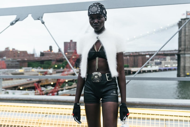 アメリカへの愛を表現した Alexander Wang の最新コレクションの舞台裏に潜入 『MTV』が一斉を風靡した2000年初頭を着想源に、ファッションの震源地であるアメリカが長い歴史で築き上げてきたスタイルの全てを凝縮 シンプルに“COLLECTION 1”というタイトルを掲げ、マンハッタンのハーバーサイド『Pier 19』で開催された〈Alexander Wang（アレキサンダー・ワン）〉の最新ランウェイは、Wangが想うアメリカンドリームと移民としてのルーツを表現したものだった。記録的大ヒットを記録したChildish Gambino（チャイルディッシュ・ガンビーノ）の“This is America”をクロージングソングに採用したショーは、Wangの「移民としてのルーツを持つアメリカ人のプライド」が来場に直に伝わったことだろう。だが、このコレクション自体は、何一つ混じり気のないアメリカ人らしさを称賛するものだったのである。  巨大な正方形の空間にそれと相反するヘヴィメタルのサウンドトラックが響きわたった今回のランウェイは、1980〜90年代の『MTV』や『Times Square』に訪れた観光客の服装など、現代アメリカファッションの原型を色濃く反映している。コレクションの根幹をなすクロップドパンツ、ローライダージーンズ、ケミカルなビブス、頭に巻かれたバンダナは、2000年の「MTV Video Music Awards」に登場したJennifer Lopez（ジェニファー・ロペス）がインスピレーションソース。また、〈adidas（アディダス）〉とのコラボレーションシューズはCrazy 97 EQT Elevationをベースのシルエットに採用しているほか、サングランスと米国への愛国心を感じさせるフェイスペイントも“COLLECTION 1”を象徴するものだった。その他にもオーバーサイズのジャージ、シルエットを誇張したレザージャケット、多様多種なレザーベルト、オンブレシャツ＆ショーツ、ペイズリープリントのボタンアップなど、コレクション全体をレッド/ブラックで統一した〈AW〉の最新コレクションは、ファッションの震源地としてアメリカが築き上げてきたものを凝縮していると言っても過言ではないだろう。  『HYPEBEAST』はそんな“COLLECTION 1”のバックステージに潜入することに成功。是非、ランウェイルックでは確認できないアパレルのディテールなどを上のフォトギャラリーからチェックしてみてほしい。  あわせて、先日デリバリーが完了した〈adidas Originals by Alexander Wang（アディダス オリジナルス バイ アレキサンダー ワン）〉の最新アイテム一覧もお見逃しなく。 HYPEBEAST