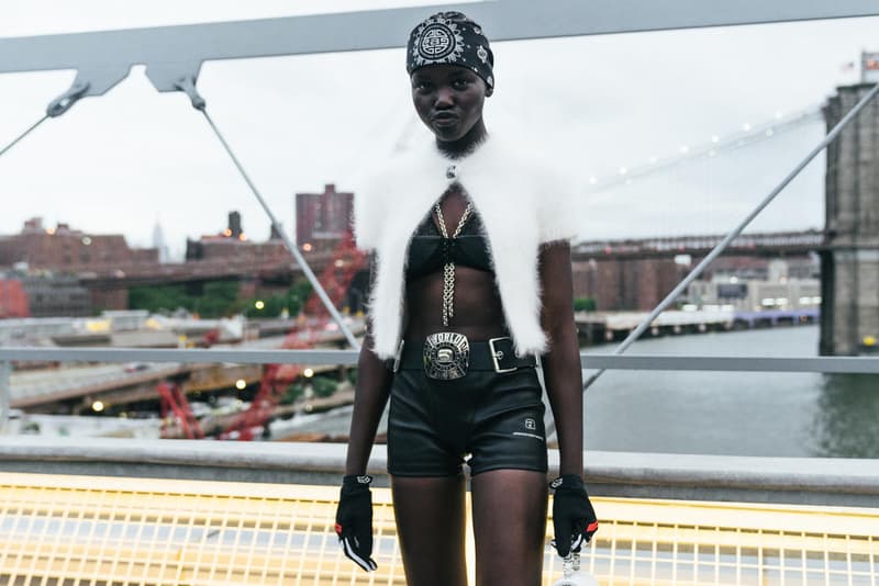 アメリカへの愛を表現した Alexander Wang の最新コレクションの舞台裏に潜入 『MTV』が一斉を風靡した2000年初頭を着想源に、ファッションの震源地であるアメリカが長い歴史で築き上げてきたスタイルの全てを凝縮 シンプルに“COLLECTION 1”というタイトルを掲げ、マンハッタンのハーバーサイド『Pier 19』で開催された〈Alexander Wang(アレキサンダー・ワン)〉の最新ランウェイは、Wangが想うアメリカンドリームと移民としてのルーツを表現したものだった。記録的大ヒットを記録したChildish Gambino(チャイルディッシュ・ガンビーノ)の“This is America”をクロージングソングに採用したショーは、Wangの「移民としてのルーツを持つアメリカ人のプライド」が来場に直に伝わったことだろう。だが、このコレクション自体は、何一つ混じり気のないアメリカ人らしさを称賛するものだったのである。 巨大な正方形の空間にそれと相反するヘヴィメタルのサウンドトラックが響きわたった今回のランウェイは、1980〜90年代の『MTV』や『Times Square』に訪れた観光客の服装など、現代アメリカファッションの原型を色濃く反映している。コレクションの根幹をなすクロップドパンツ、ローライダージーンズ、ケミカルなビブス、頭に巻かれたバンダナは、2000年の「MTV Video Music Awards」に登場したJennifer Lopez(ジェニファー・ロペス)がインスピレーションソース。また、〈adidas(アディダス)〉とのコラボレーションシューズはCrazy 97 EQT Elevationをベースのシルエットに採用しているほか、サングランスと米国への愛国心を感じさせるフェイスペイントも“COLLECTION 1”を象徴するものだった。その他にもオーバーサイズのジャージ、シルエットを誇張したレザージャケット、多様多種なレザーベルト、オンブレシャツ&ショーツ、ペイズリープリントのボタンアップなど、コレクション全体をレッド/ブラックで統一した〈AW〉の最新コレクションは、ファッションの震源地としてアメリカが築き上げてきたものを凝縮していると言っても過言ではないだろう。 『HYPEBEAST』はそんな“COLLECTION 1”のバックステージに潜入することに成功。是非、ランウェイルックでは確認できないアパレルのディテールなどを上のフォトギャラリーからチェックしてみてほしい。 あわせて、先日デリバリーが完了した〈adidas Originals by Alexander Wang(アディダス オリジナルス バイ アレキサンダー ワン)〉の最新アイテム一覧もお見逃しなく。 HYPEBEAST