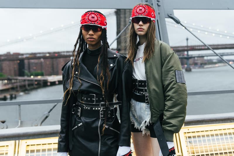アメリカへの愛を表現した Alexander Wang の最新コレクションの舞台裏に潜入 『MTV』が一斉を風靡した2000年初頭を着想源に、ファッションの震源地であるアメリカが長い歴史で築き上げてきたスタイルの全てを凝縮 シンプルに“COLLECTION 1”というタイトルを掲げ、マンハッタンのハーバーサイド『Pier 19』で開催された〈Alexander Wang(アレキサンダー・ワン)〉の最新ランウェイは、Wangが想うアメリカンドリームと移民としてのルーツを表現したものだった。記録的大ヒットを記録したChildish Gambino(チャイルディッシュ・ガンビーノ)の“This is America”をクロージングソングに採用したショーは、Wangの「移民としてのルーツを持つアメリカ人のプライド」が来場に直に伝わったことだろう。だが、このコレクション自体は、何一つ混じり気のないアメリカ人らしさを称賛するものだったのである。 巨大な正方形の空間にそれと相反するヘヴィメタルのサウンドトラックが響きわたった今回のランウェイは、1980〜90年代の『MTV』や『Times Square』に訪れた観光客の服装など、現代アメリカファッションの原型を色濃く反映している。コレクションの根幹をなすクロップドパンツ、ローライダージーンズ、ケミカルなビブス、頭に巻かれたバンダナは、2000年の「MTV Video Music Awards」に登場したJennifer Lopez(ジェニファー・ロペス)がインスピレーションソース。また、〈adidas(アディダス)〉とのコラボレーションシューズはCrazy 97 EQT Elevationをベースのシルエットに採用しているほか、サングランスと米国への愛国心を感じさせるフェイスペイントも“COLLECTION 1”を象徴するものだった。その他にもオーバーサイズのジャージ、シルエットを誇張したレザージャケット、多様多種なレザーベルト、オンブレシャツ&ショーツ、ペイズリープリントのボタンアップなど、コレクション全体をレッド/ブラックで統一した〈AW〉の最新コレクションは、ファッションの震源地としてアメリカが築き上げてきたものを凝縮していると言っても過言ではないだろう。 『HYPEBEAST』はそんな“COLLECTION 1”のバックステージに潜入することに成功。是非、ランウェイルックでは確認できないアパレルのディテールなどを上のフォトギャラリーからチェックしてみてほしい。 あわせて、先日デリバリーが完了した〈adidas Originals by Alexander Wang(アディダス オリジナルス バイ アレキサンダー ワン)〉の最新アイテム一覧もお見逃しなく。 HYPEBEAST
