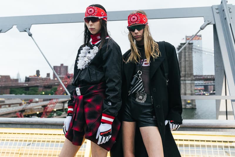 アメリカへの愛を表現した Alexander Wang の最新コレクションの舞台裏に潜入 『MTV』が一斉を風靡した2000年初頭を着想源に、ファッションの震源地であるアメリカが長い歴史で築き上げてきたスタイルの全てを凝縮 シンプルに“COLLECTION 1”というタイトルを掲げ、マンハッタンのハーバーサイド『Pier 19』で開催された〈Alexander Wang（アレキサンダー・ワン）〉の最新ランウェイは、Wangが想うアメリカンドリームと移民としてのルーツを表現したものだった。記録的大ヒットを記録したChildish Gambino（チャイルディッシュ・ガンビーノ）の“This is America”をクロージングソングに採用したショーは、Wangの「移民としてのルーツを持つアメリカ人のプライド」が来場に直に伝わったことだろう。だが、このコレクション自体は、何一つ混じり気のないアメリカ人らしさを称賛するものだったのである。  巨大な正方形の空間にそれと相反するヘヴィメタルのサウンドトラックが響きわたった今回のランウェイは、1980〜90年代の『MTV』や『Times Square』に訪れた観光客の服装など、現代アメリカファッションの原型を色濃く反映している。コレクションの根幹をなすクロップドパンツ、ローライダージーンズ、ケミカルなビブス、頭に巻かれたバンダナは、2000年の「MTV Video Music Awards」に登場したJennifer Lopez（ジェニファー・ロペス）がインスピレーションソース。また、〈adidas（アディダス）〉とのコラボレーションシューズはCrazy 97 EQT Elevationをベースのシルエットに採用しているほか、サングランスと米国への愛国心を感じさせるフェイスペイントも“COLLECTION 1”を象徴するものだった。その他にもオーバーサイズのジャージ、シルエットを誇張したレザージャケット、多様多種なレザーベルト、オンブレシャツ＆ショーツ、ペイズリープリントのボタンアップなど、コレクション全体をレッド/ブラックで統一した〈AW〉の最新コレクションは、ファッションの震源地としてアメリカが築き上げてきたものを凝縮していると言っても過言ではないだろう。  『HYPEBEAST』はそんな“COLLECTION 1”のバックステージに潜入することに成功。是非、ランウェイルックでは確認できないアパレルのディテールなどを上のフォトギャラリーからチェックしてみてほしい。  あわせて、先日デリバリーが完了した〈adidas Originals by Alexander Wang（アディダス オリジナルス バイ アレキサンダー ワン）〉の最新アイテム一覧もお見逃しなく。 HYPEBEAST